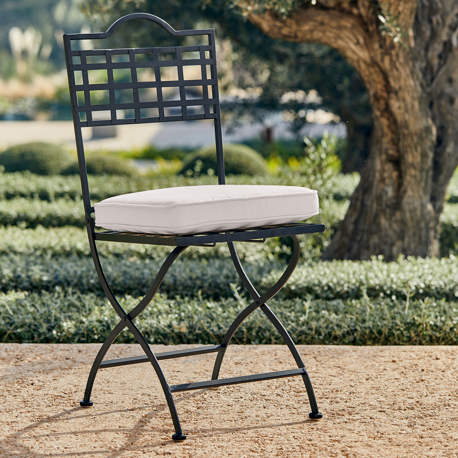 Chaise Terell Chaise de jardin en métal noir avec coussin blanc, parfaite pour mobilier extérieur élégant