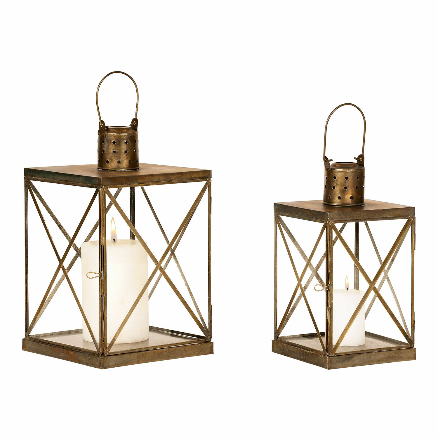 Lot de 2 lanternes Garance Ensemble de deux lanternes en métal couleur laiton avec bougies blanches et poignées de transport
