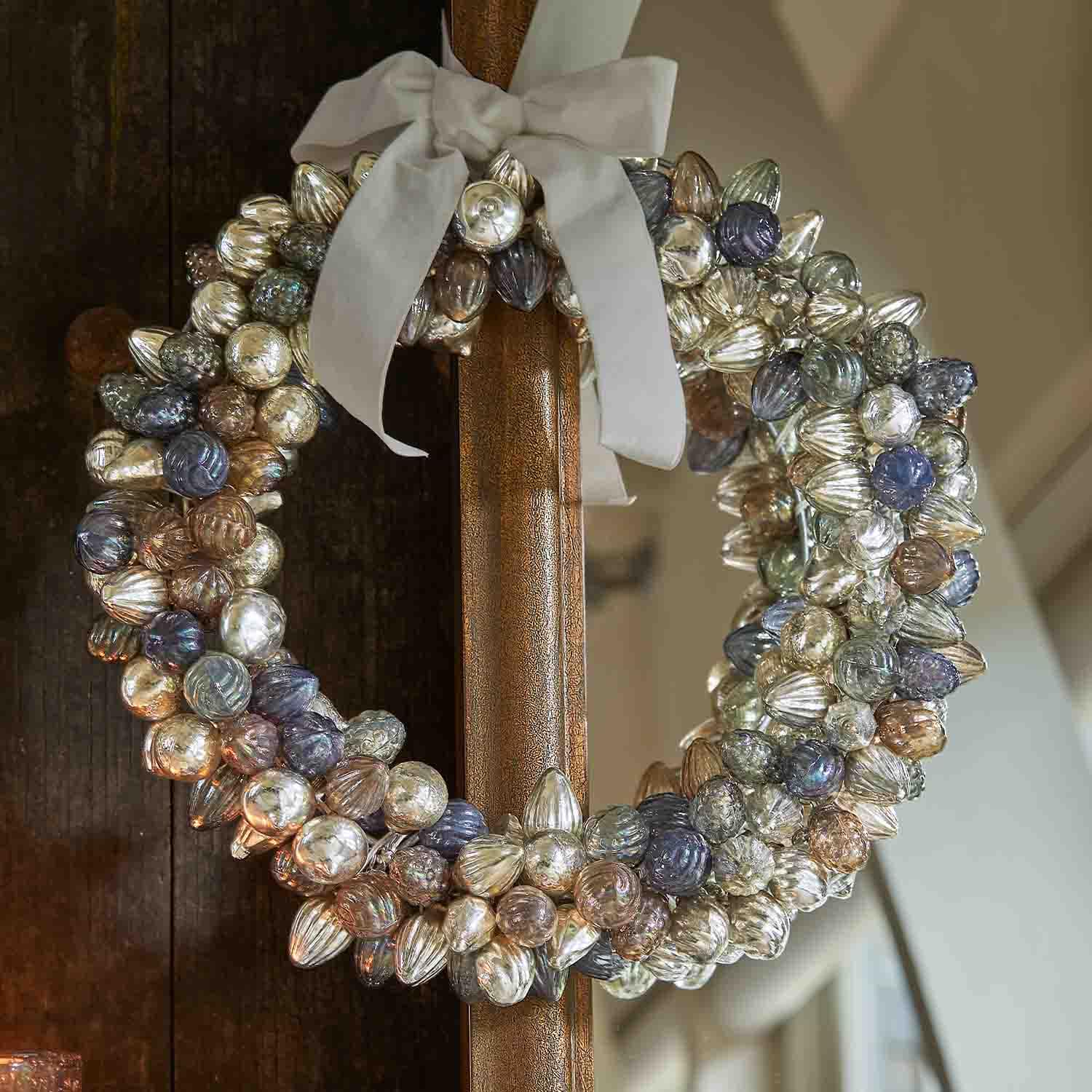 Couronne décorative en boules de verre multicolores avec nœud blanc, décoration festive intérieure