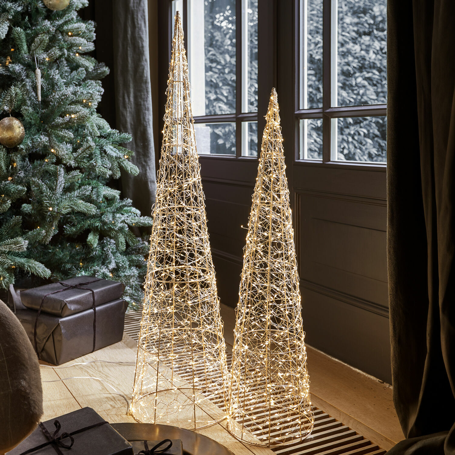 Lot de 2 sapins de Noël Oakworth Deux décorations coniques en fil métallique avec lumières blanches chaudes pour décoration intérieure de Noël