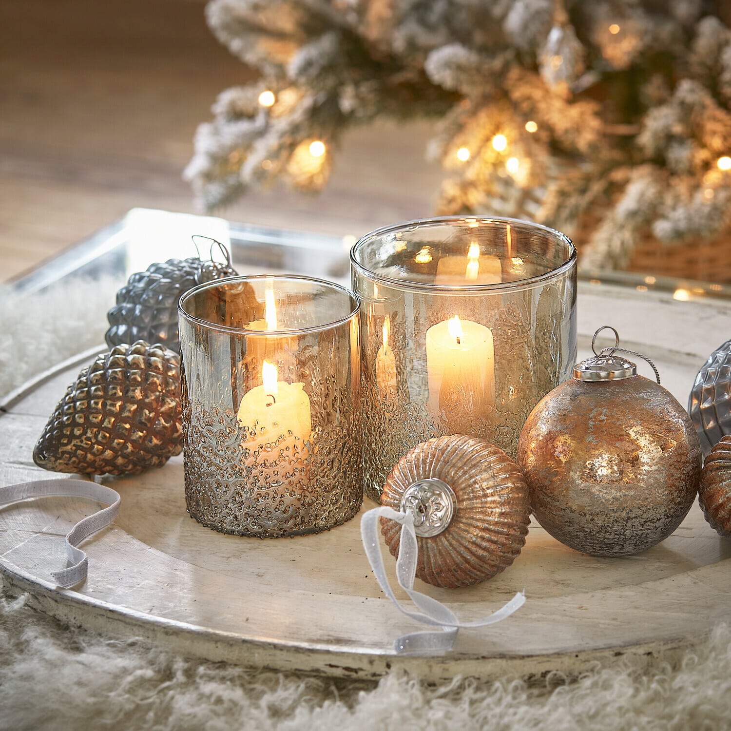 Lot de 2 photophores Plélo Décoration minimaliste sur rebord de fenêtre avec bougeoirs en verre transparent et branches sèches sur bois