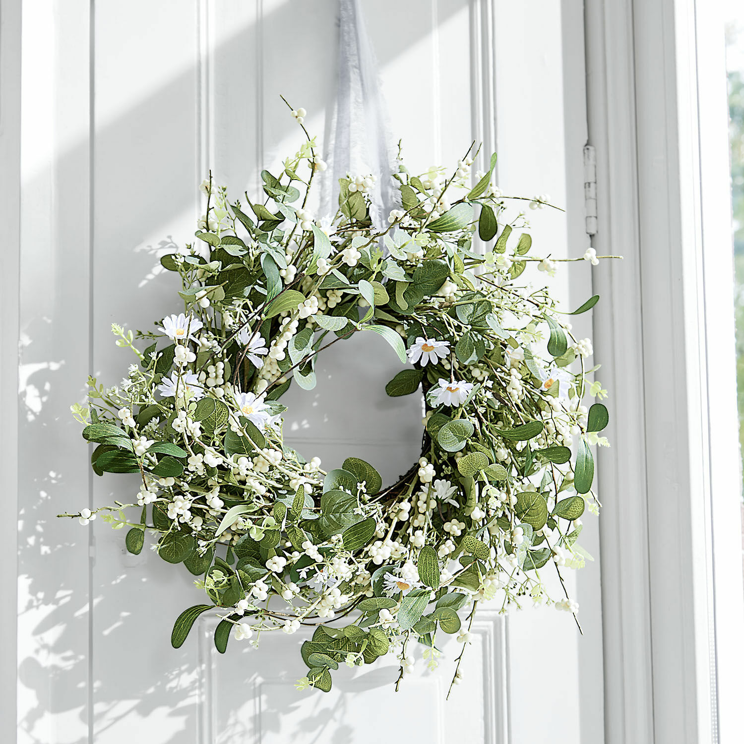 Couronne Mixale Couronne décorative en feuilles vertes et fleurs blanches suspendue, décoration naturelle pour porte