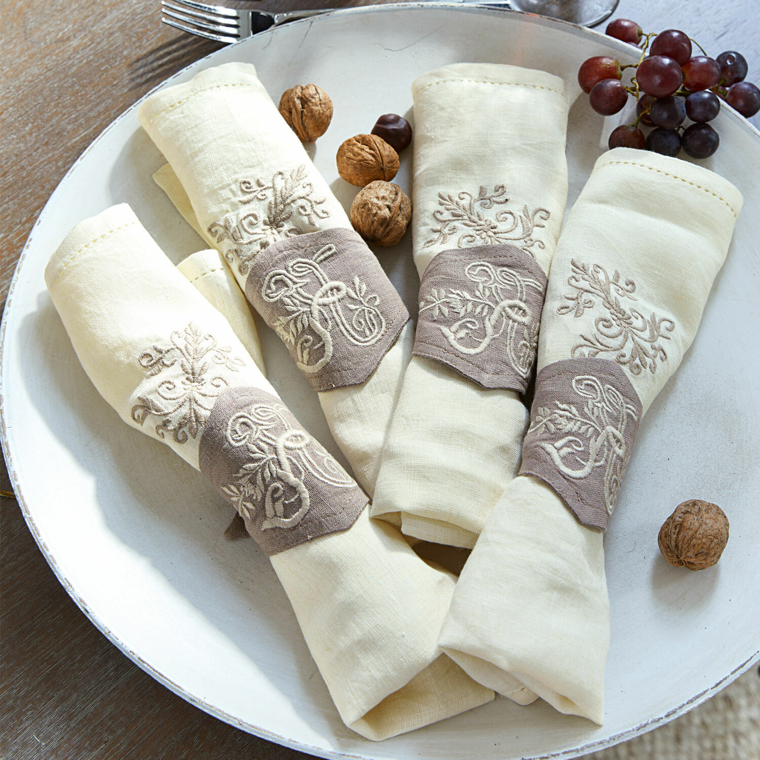 Ensemble de serviettes en lin crème avec anneaux brodés gris pour décoration de table
