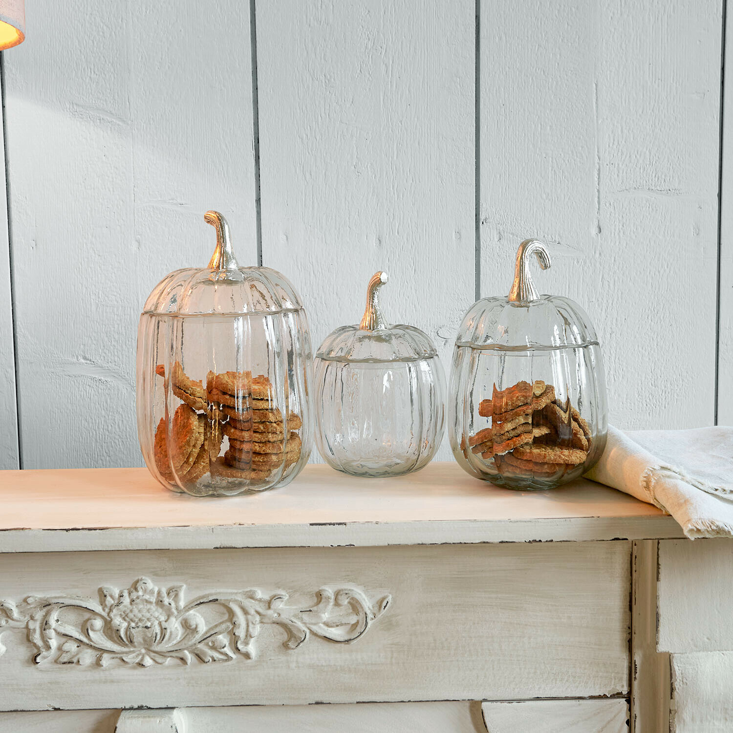 Lot de 3 bonbonnières en verre Alérisse Ensemble de trois bocaux en verre transparent en forme de citrouille avec biscuits sur une surface en bois