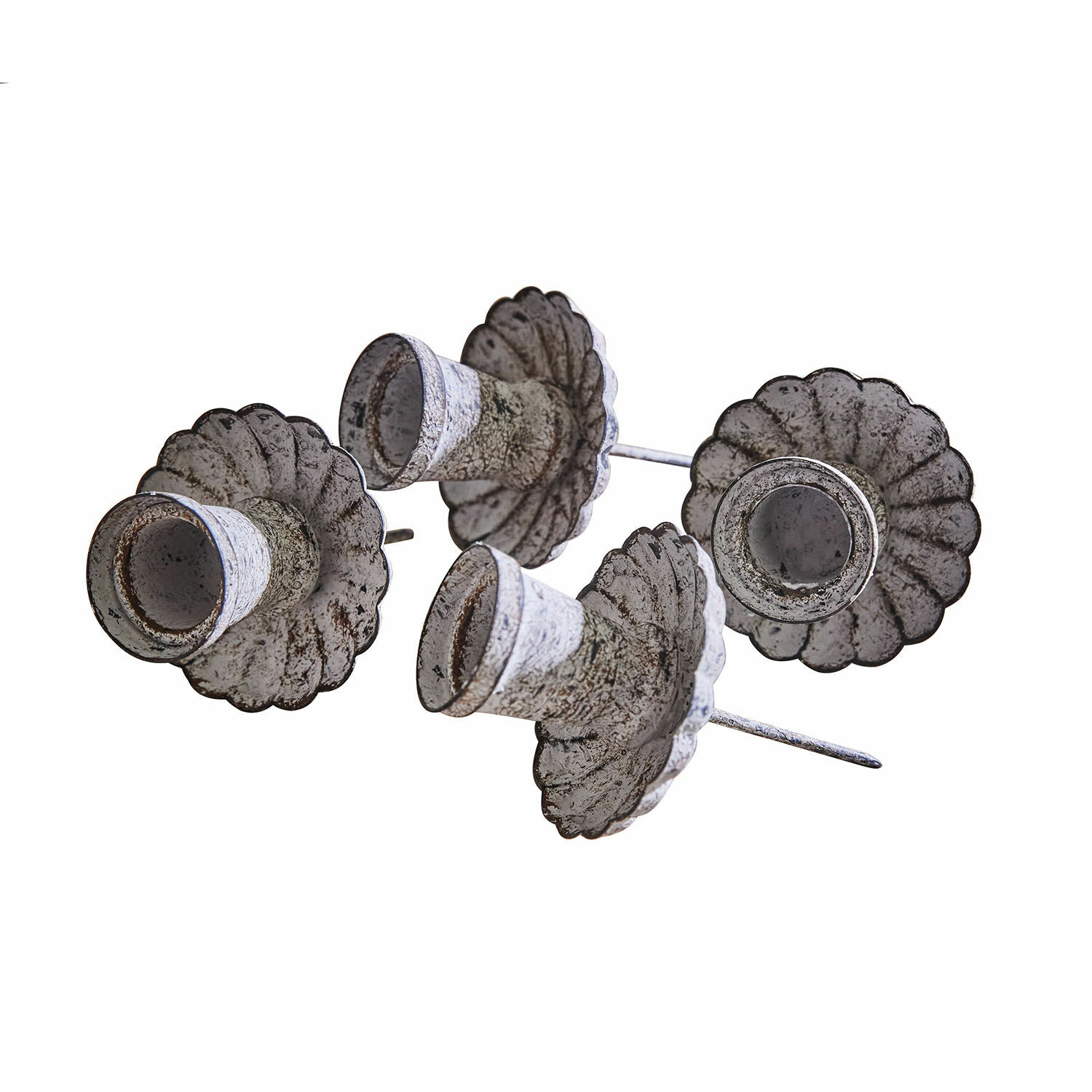 Lot de 4 bougeoirs à piquer Korraine Ensemble de quatre bougeoirs en métal blanc vieilli pour décoration intérieure rustique