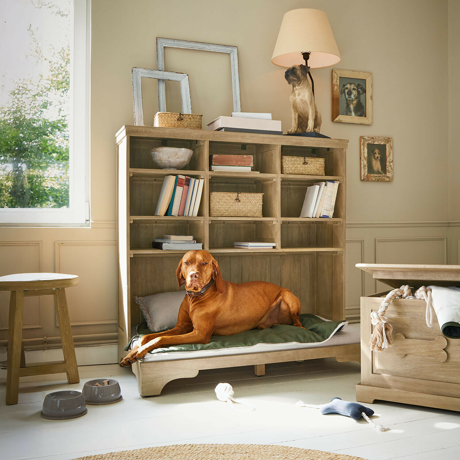 Lit pour animaux Céloniqu Chien allongé sur un coussin vert dans un lit en bois avec étagères et lampe en forme de chien