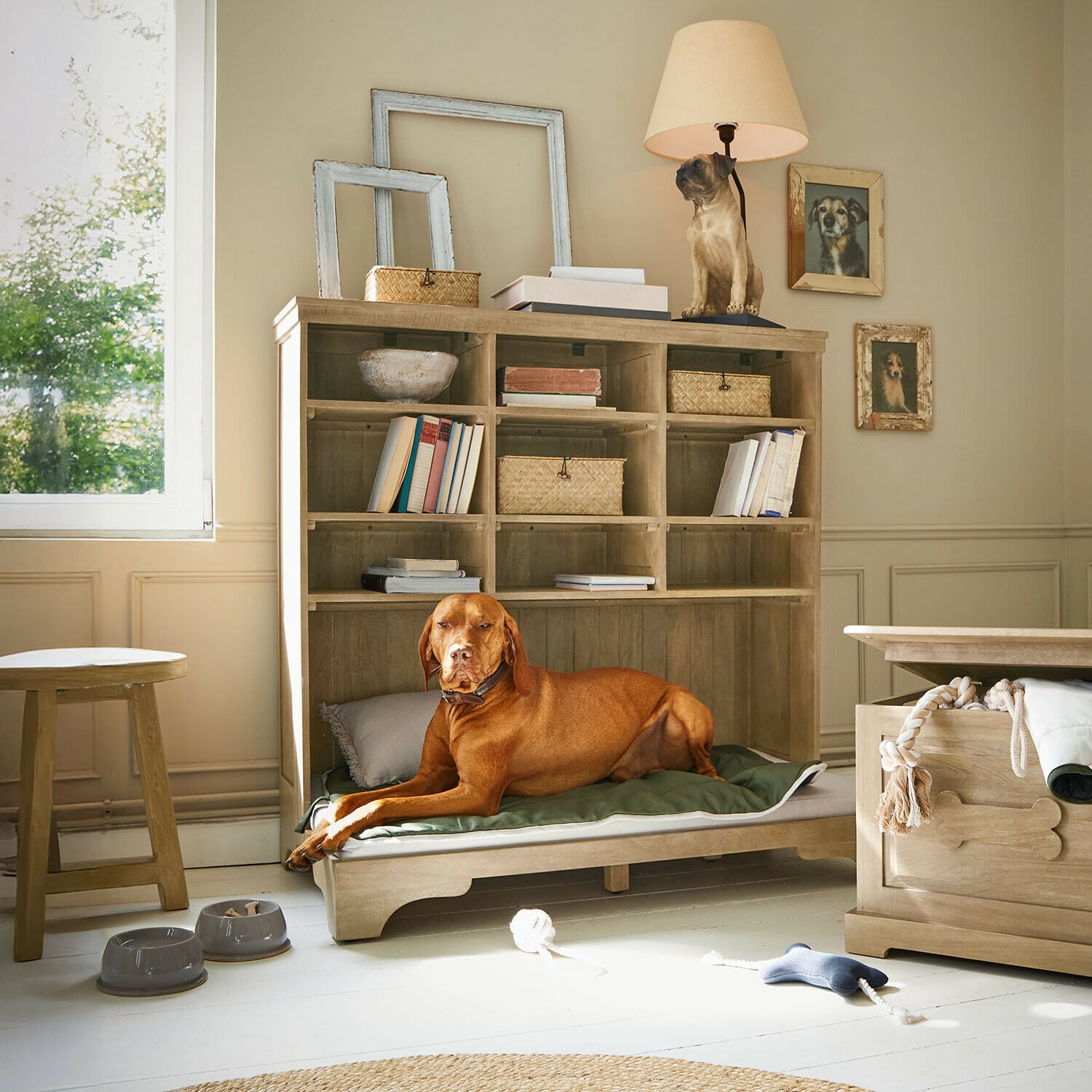 Lit pour animaux Céloniqu Chien allongé sur un coussin vert dans un lit en bois avec étagères et lampe en forme de chien