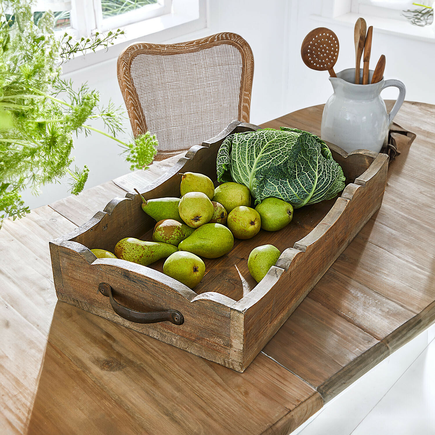 Plateau Tjorna Plateau en bois avec poignées en métal sur table en bois, poires et chou vert, style rustique