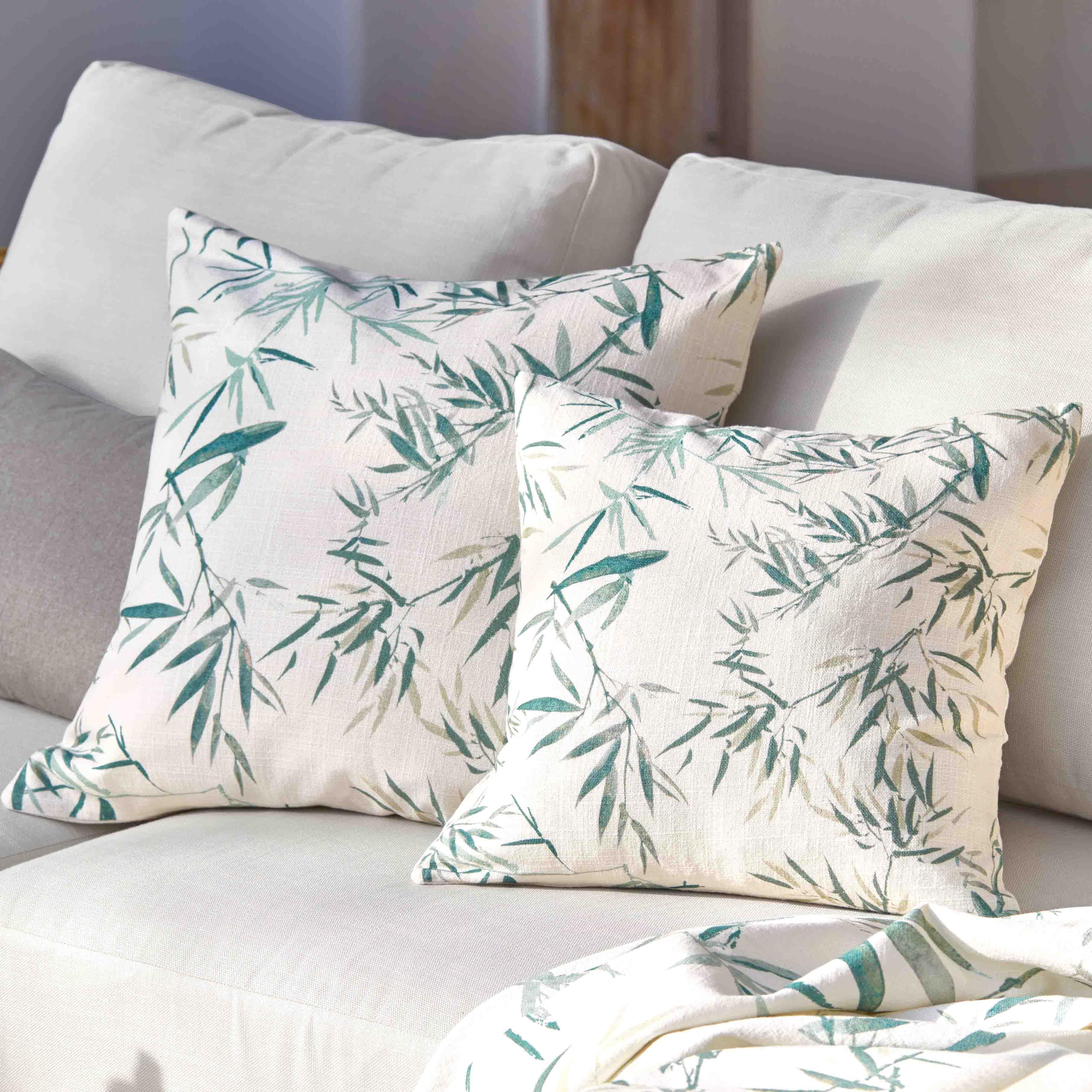 Coussins décoratifs en coton crème avec motif feuilles vertes, accessoires tendance pour salon confortable