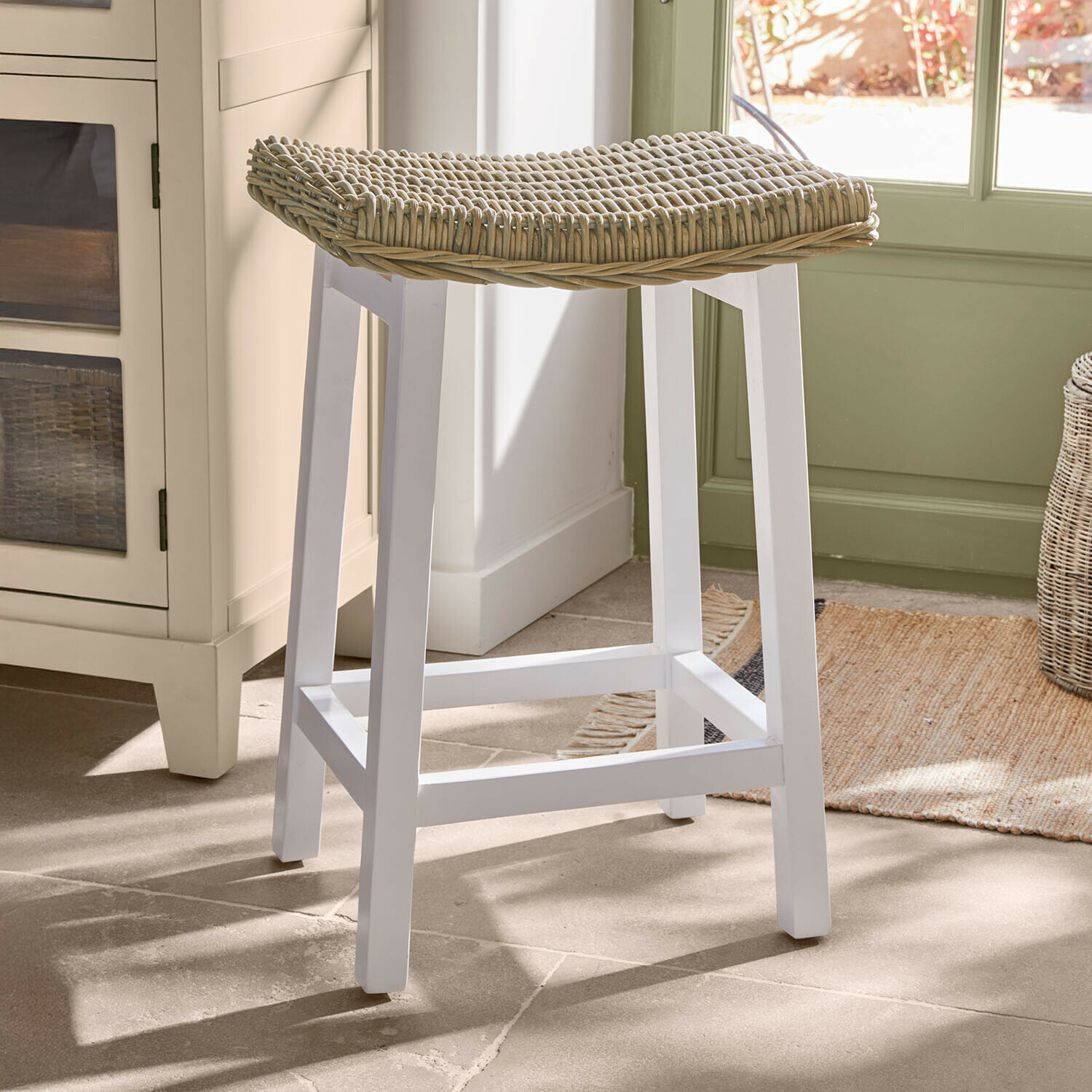 Tabouret Arovian Tabouret de bar en bois blanc avec assise en rotin naturel clair, meuble de cuisine élégant