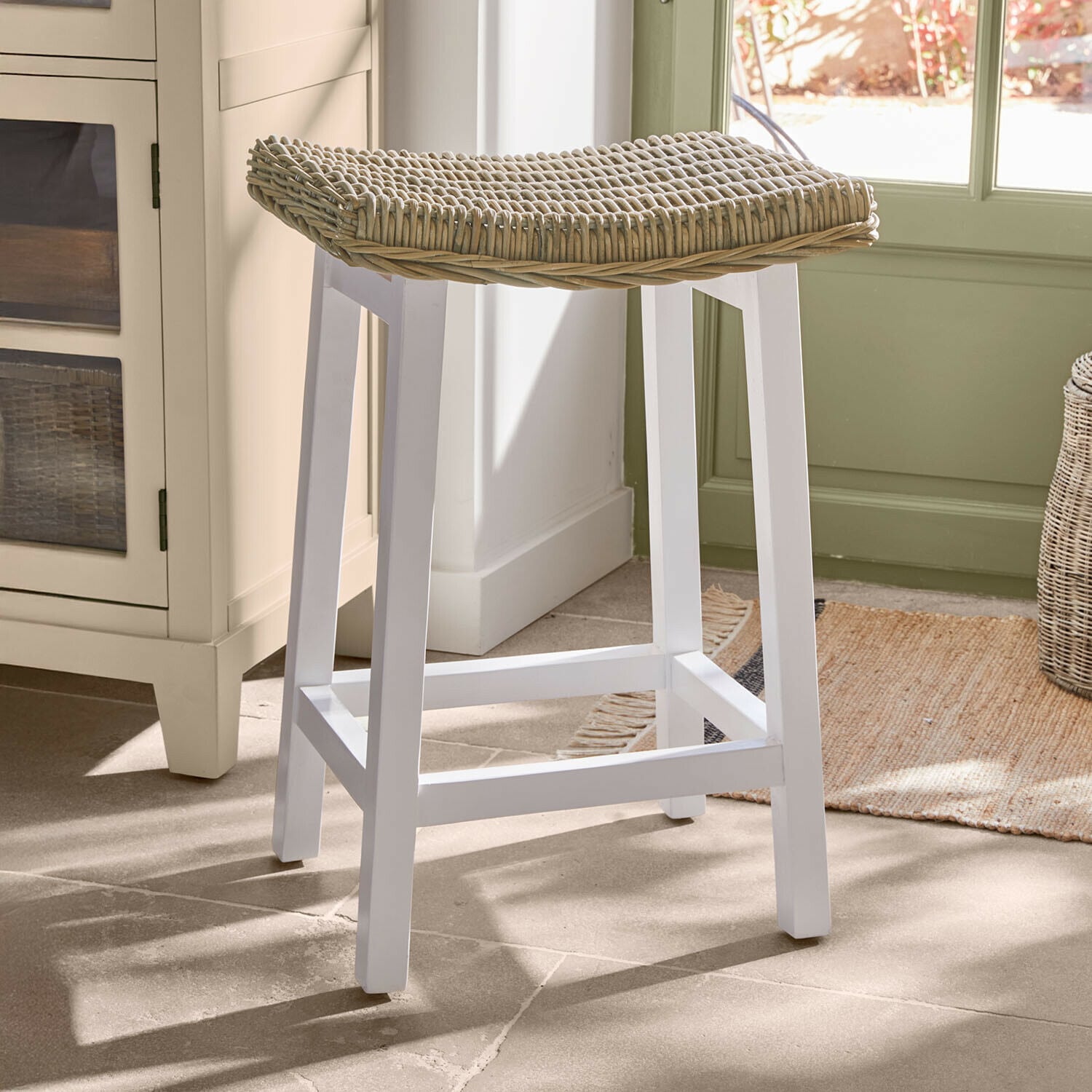 Tabouret Arovian Tabouret de bar en bois blanc avec assise en rotin naturel clair, meuble de cuisine élégant
