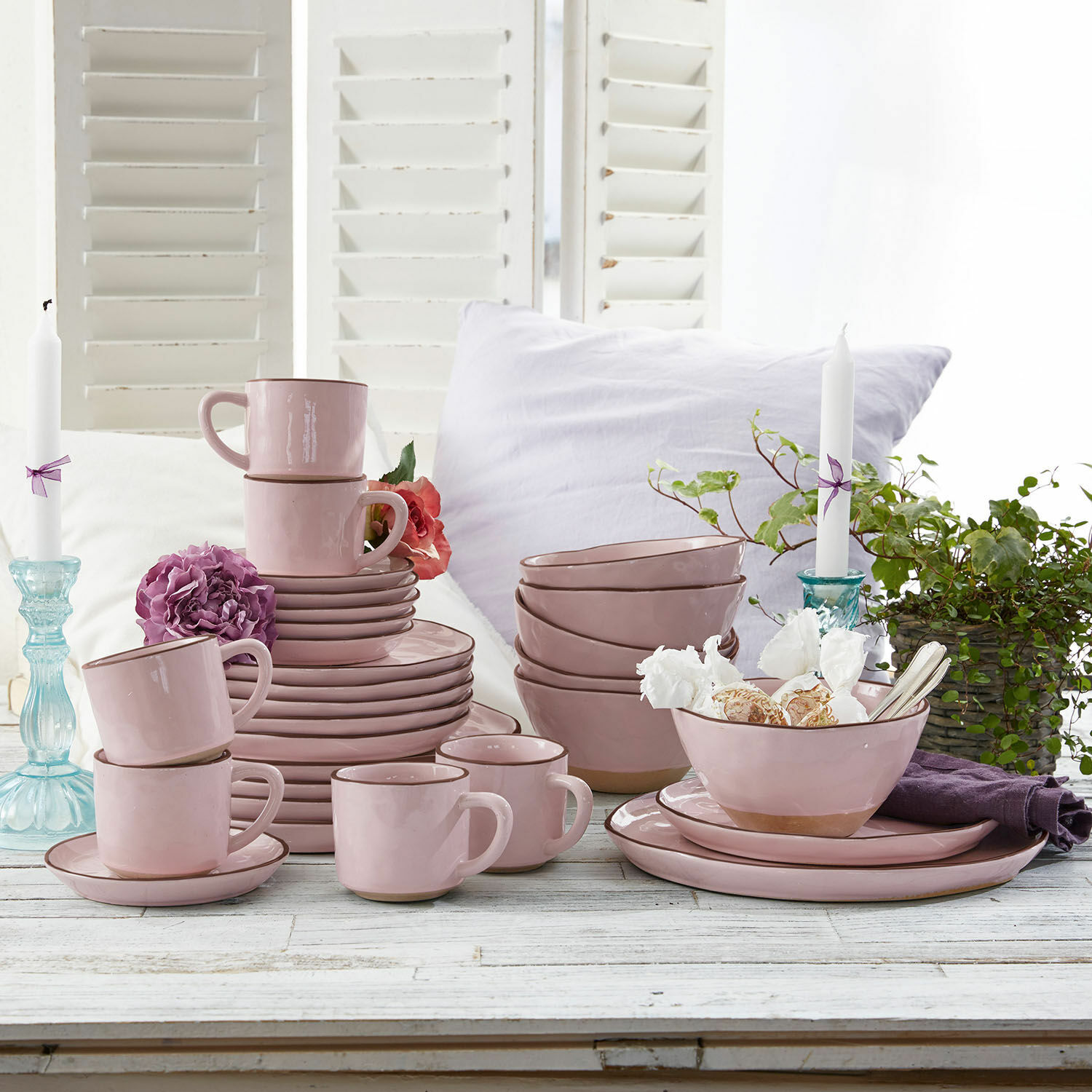 Service 30 pièces Biarré Service de table en céramique rose avec tasses, assiettes et bols sur une table en bois blanc