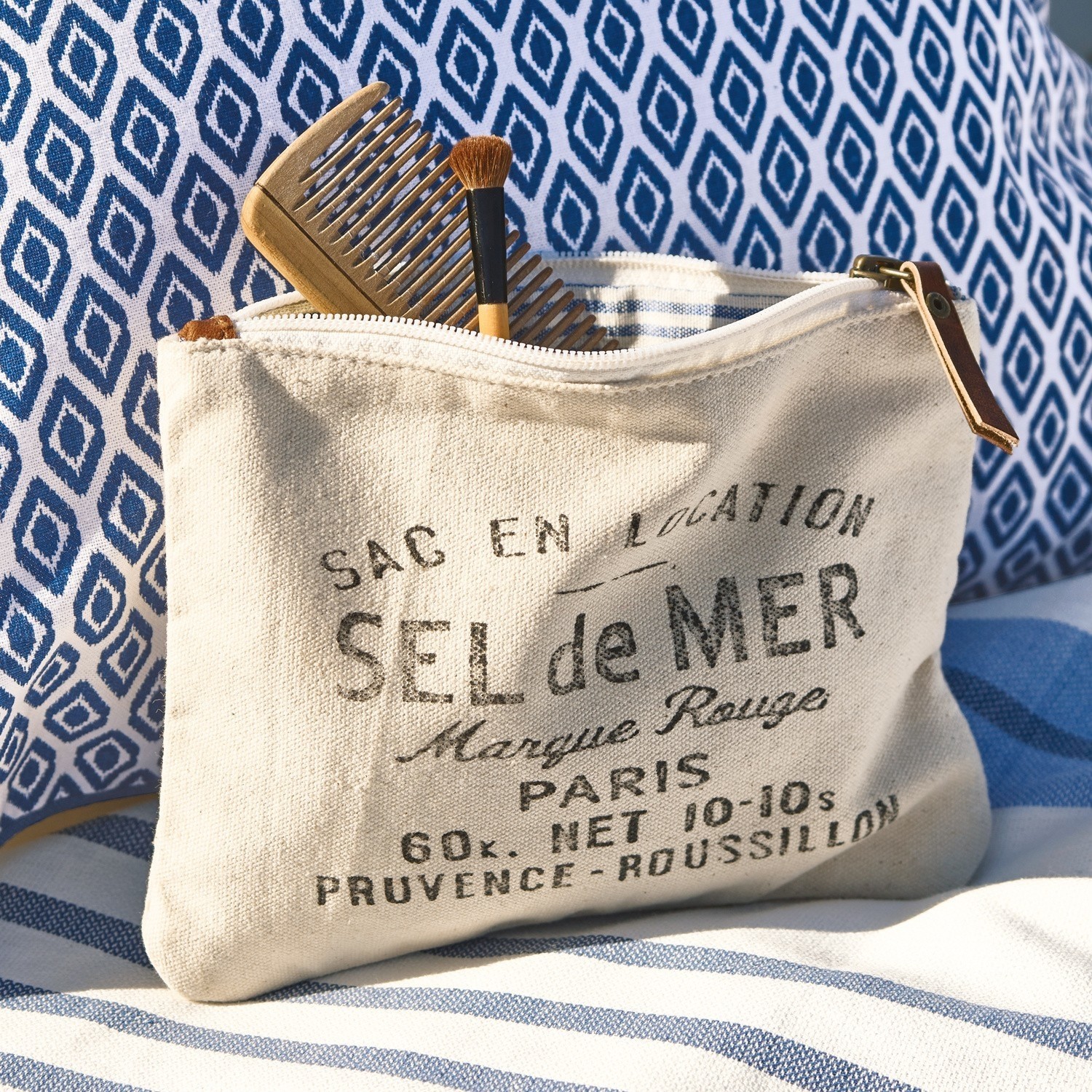 Trousse Sel de Mer Trousse en coton beige avec impression et fermeture éclair en cuir sur tissu bleu et blanc