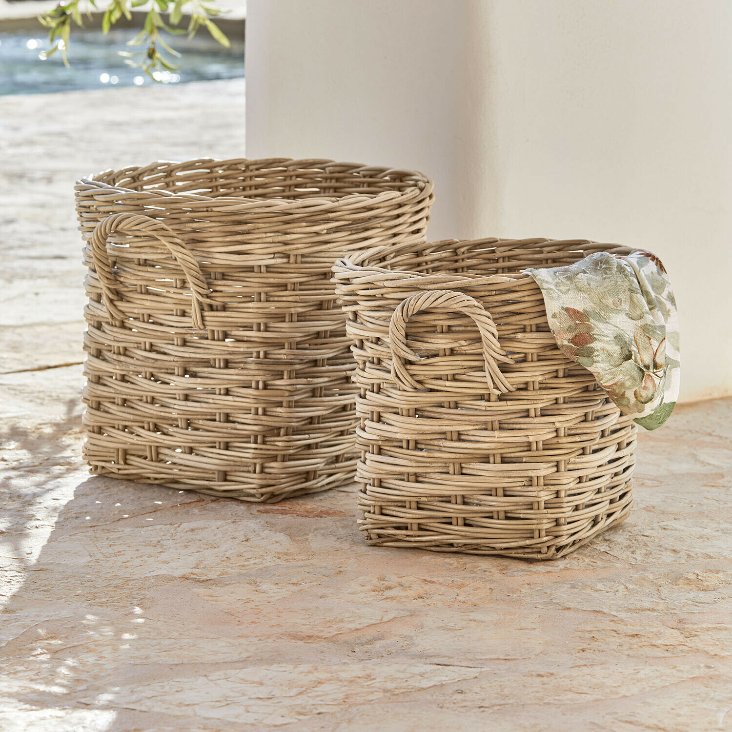 Lot de 2 paniers Melari Deux paniers en osier naturel avec poignées, parfaits pour le rangement à la maison