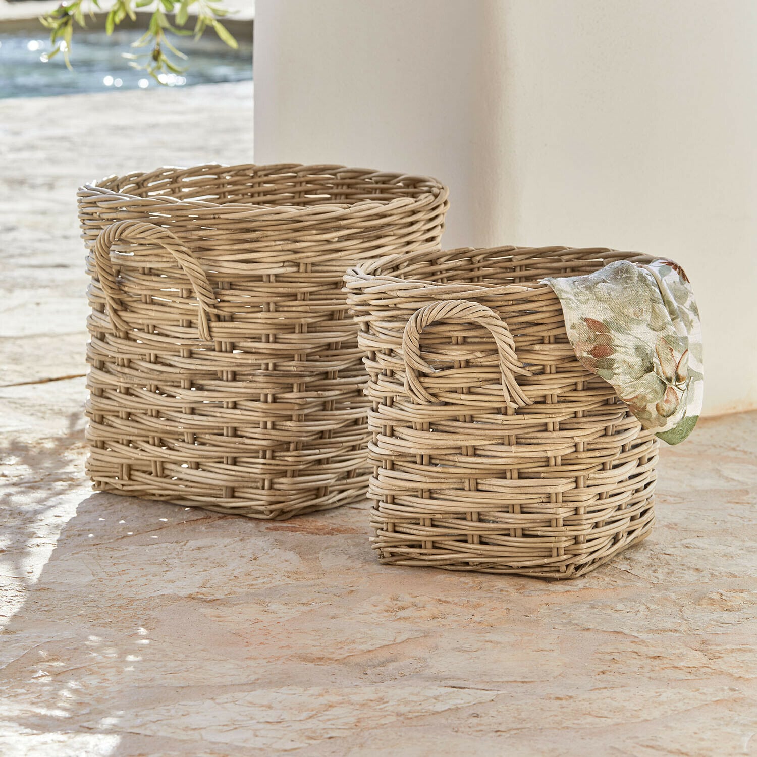 Lot de 2 paniers Melari Deux paniers en osier naturel avec poignées, parfaits pour le rangement à la maison