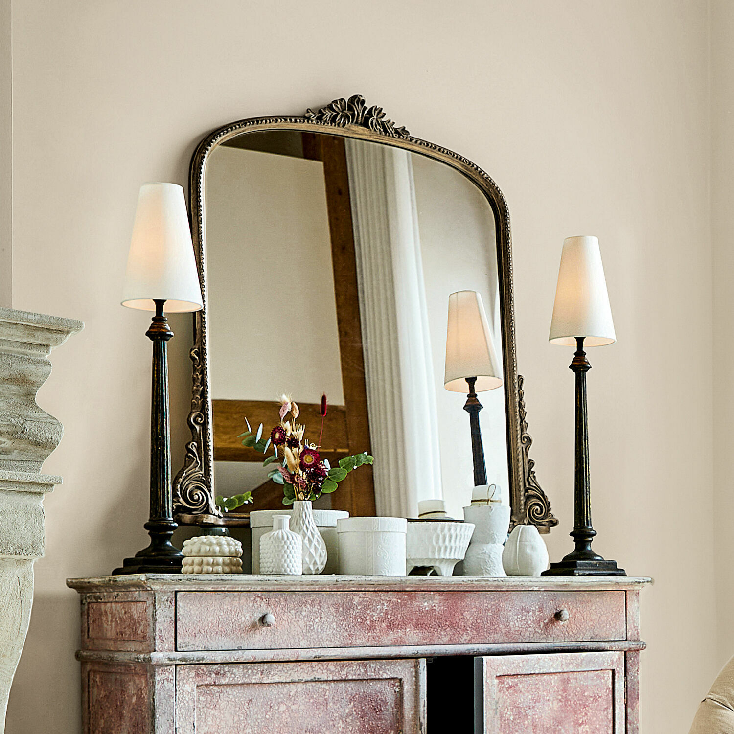 Miroir Mambero Commode rose rustique avec plateau en marbre, décorée de vases blancs et lampes de table élégantes