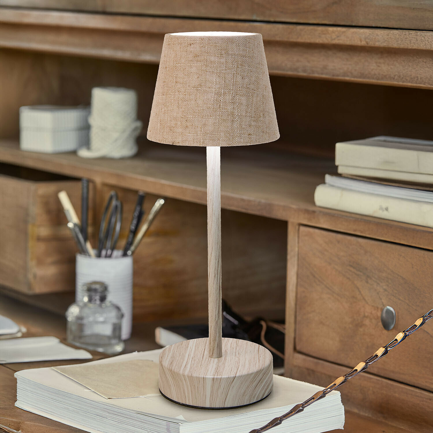 Lampe à poser rechargeable Sylvainie Lampe de table avec abat-jour beige et base en bois sur un bureau avec livres et fournitures d'écriture
