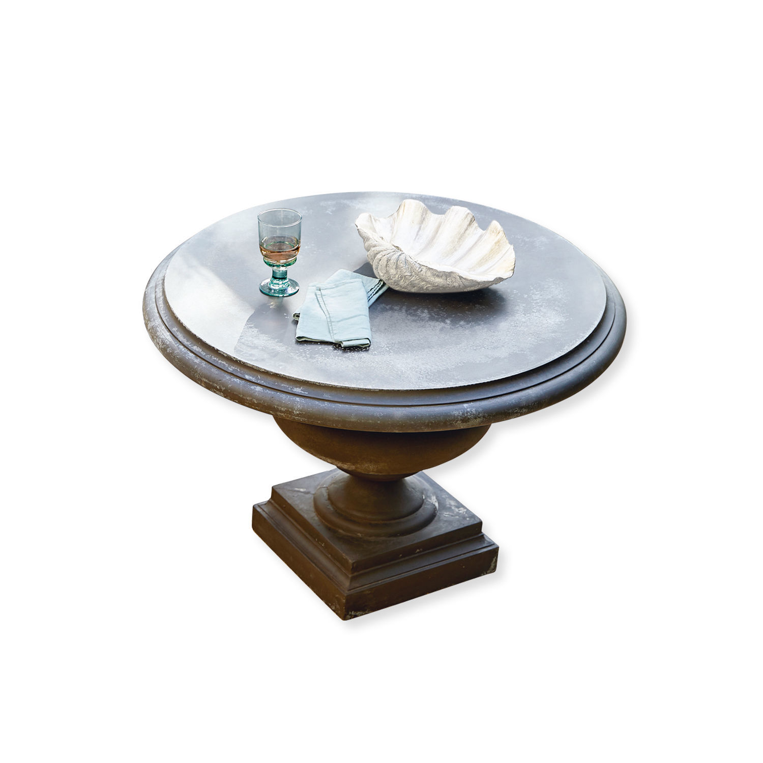 Table Monterey Table ronde avec plateau en métal et base foncée, décorée d'un verre et d'un coquillage blanc