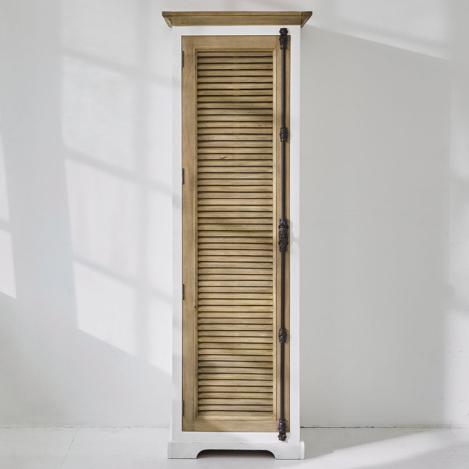Armoire Daviau Armoire étroite en bois blanc avec porte en bois naturel et charnières métalliques décoratives