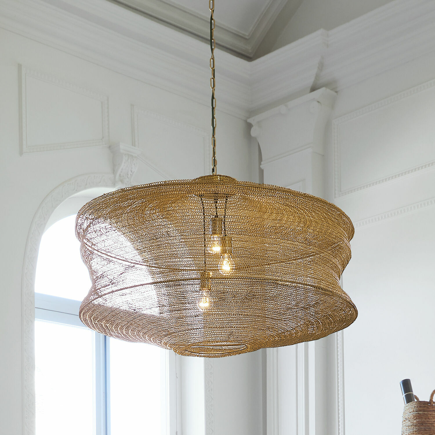 Suspension Valerique Grande suspension en maille de laiton doré pour un intérieur moderne et lumineux