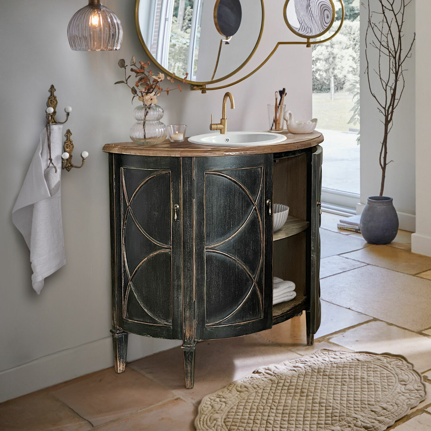 Meuble de salle de bain noir en bois avec lavabo blanc et robinet doré, style vintage élégant