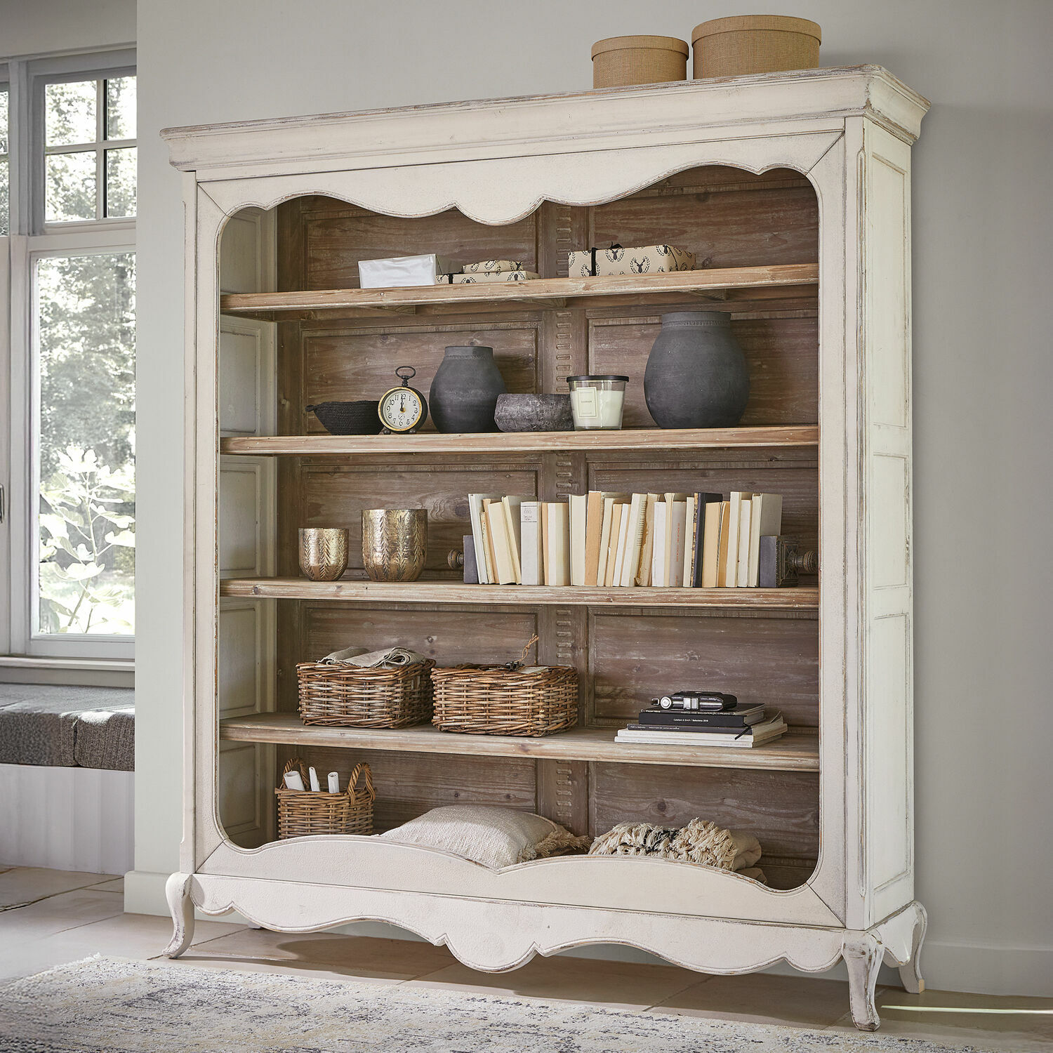 Étagère Langworth Vitrine en bois blanc avec étagères en bois naturel et façade décorative style vintage