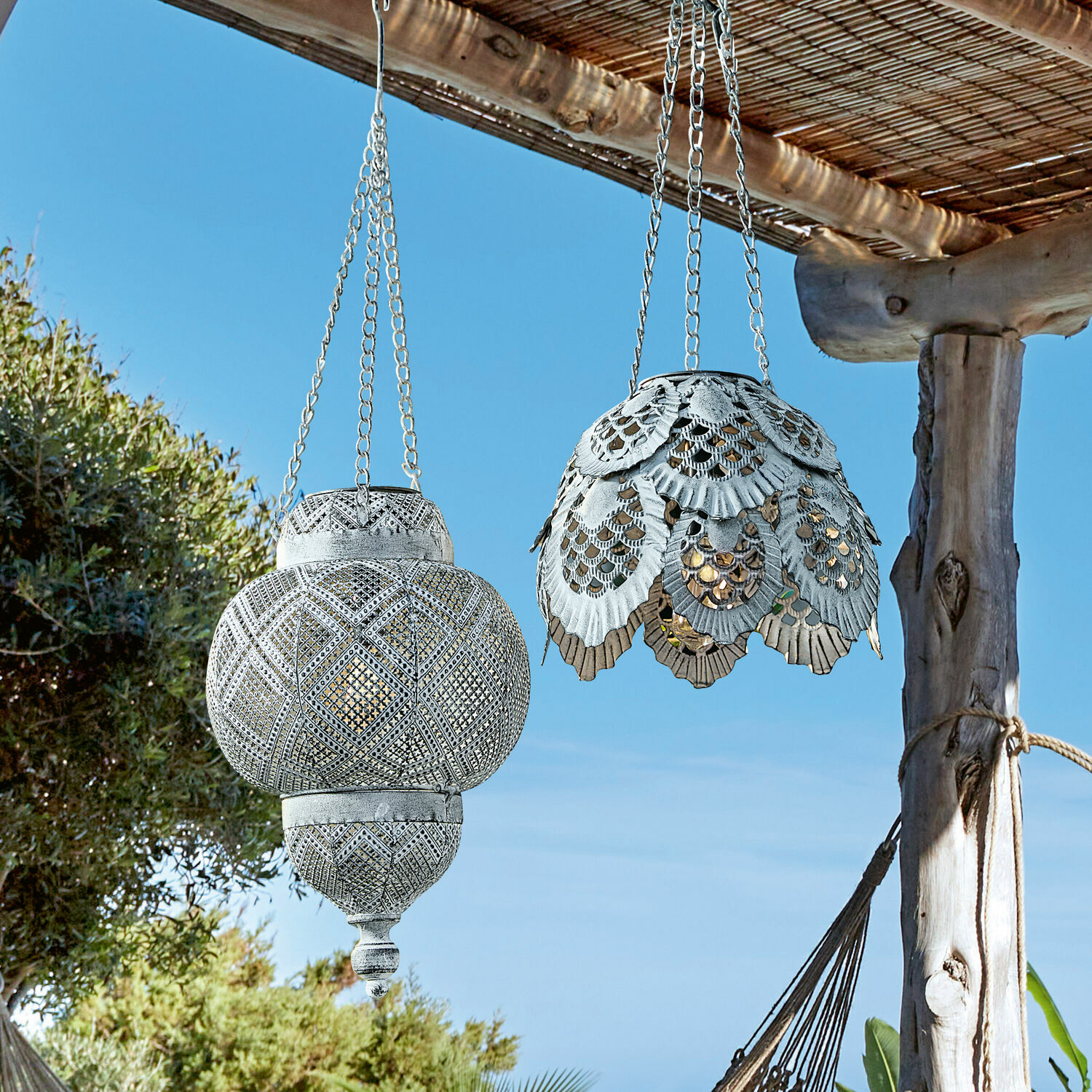 Lot de 2 lanternes solaires à suspendre Paale Deux lanternes suspendues en métal blanc avec motifs ajourés, décoration extérieure pour jardin
