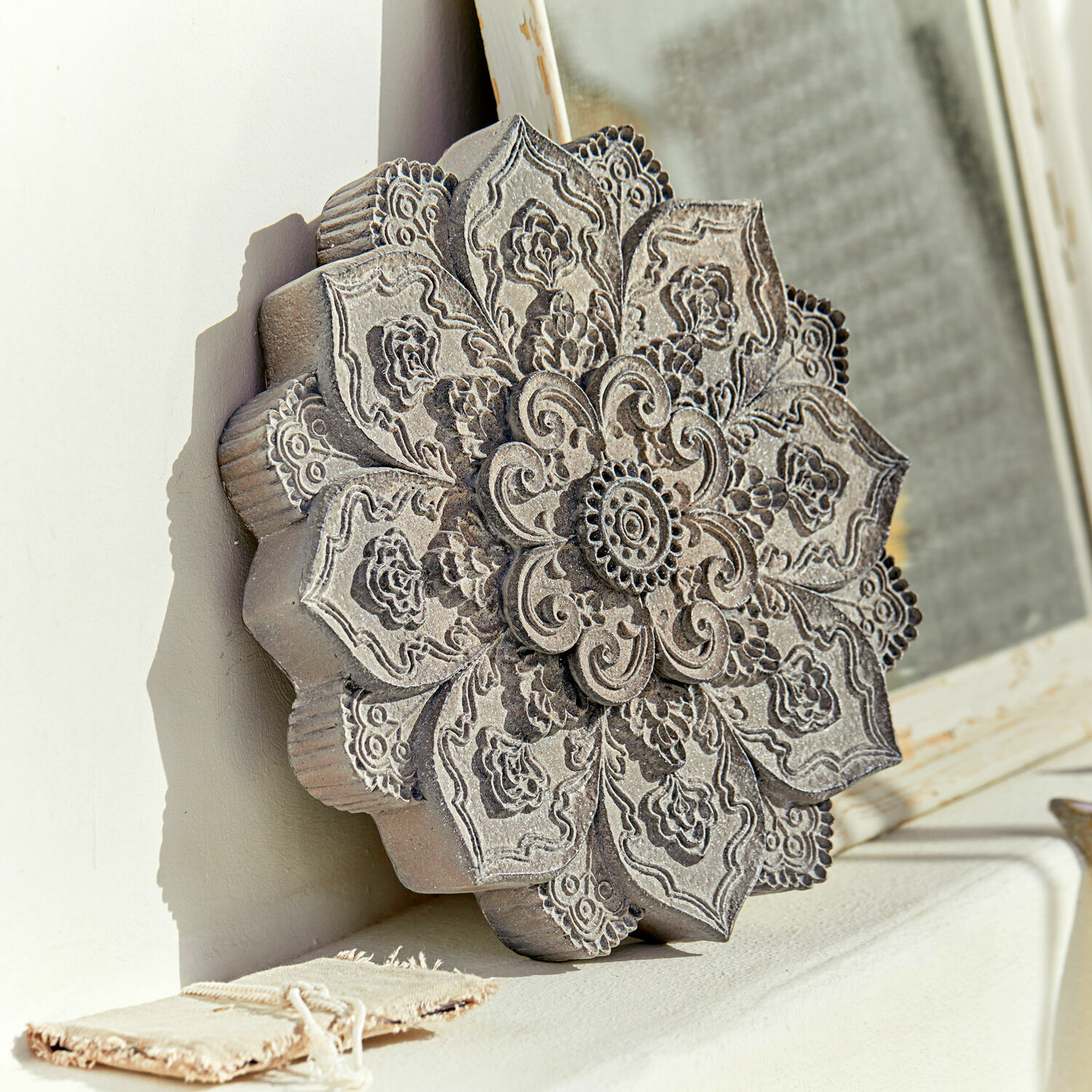 Décoration murale Aubure Ornement décoratif en bois gris avec motif floral, parfait pour la décoration intérieure et murale