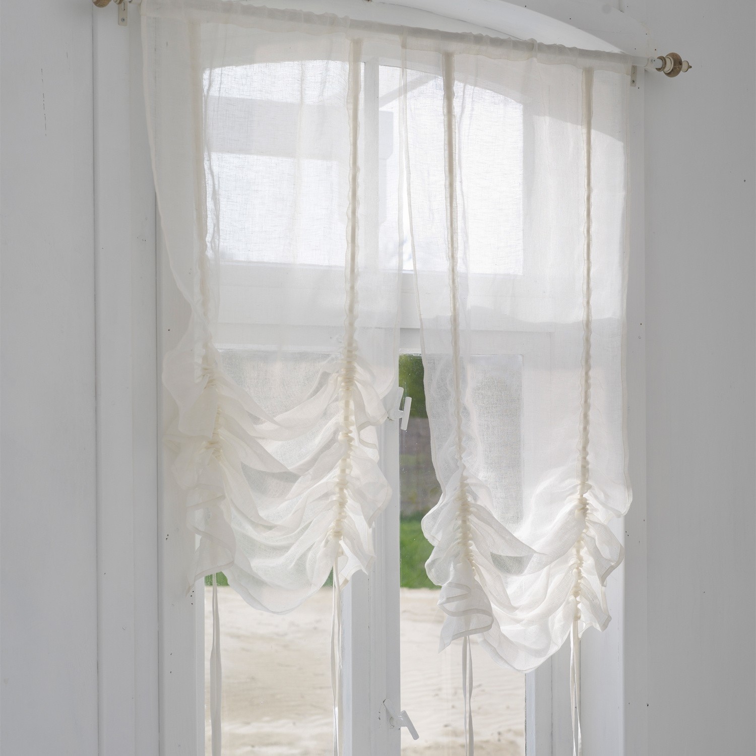 Brise-bise Raphaela Voilage blanc transparent avec fronces en tissu léger sur une fenêtre, décoration intérieure