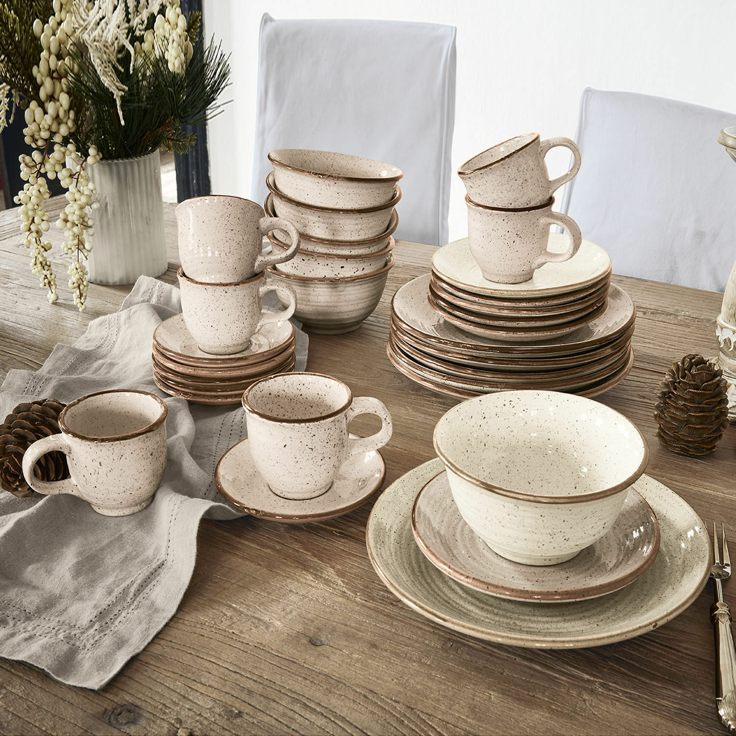 Service 30 pièces Murray Service de vaisselle en céramique crème avec bord brun sur table en bois, style rustique