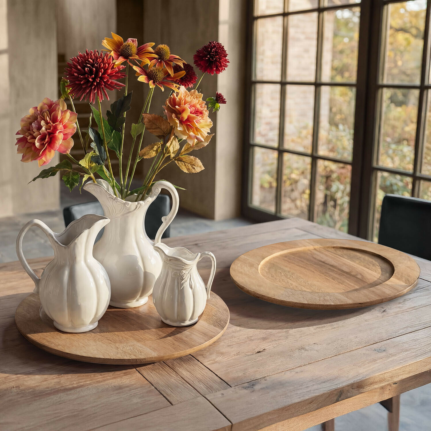 Lot de 2 sets de table Ulivarne Ensemble de pichets en céramique blanche sur plateau en bois avec fleurs dans un intérieur rustique