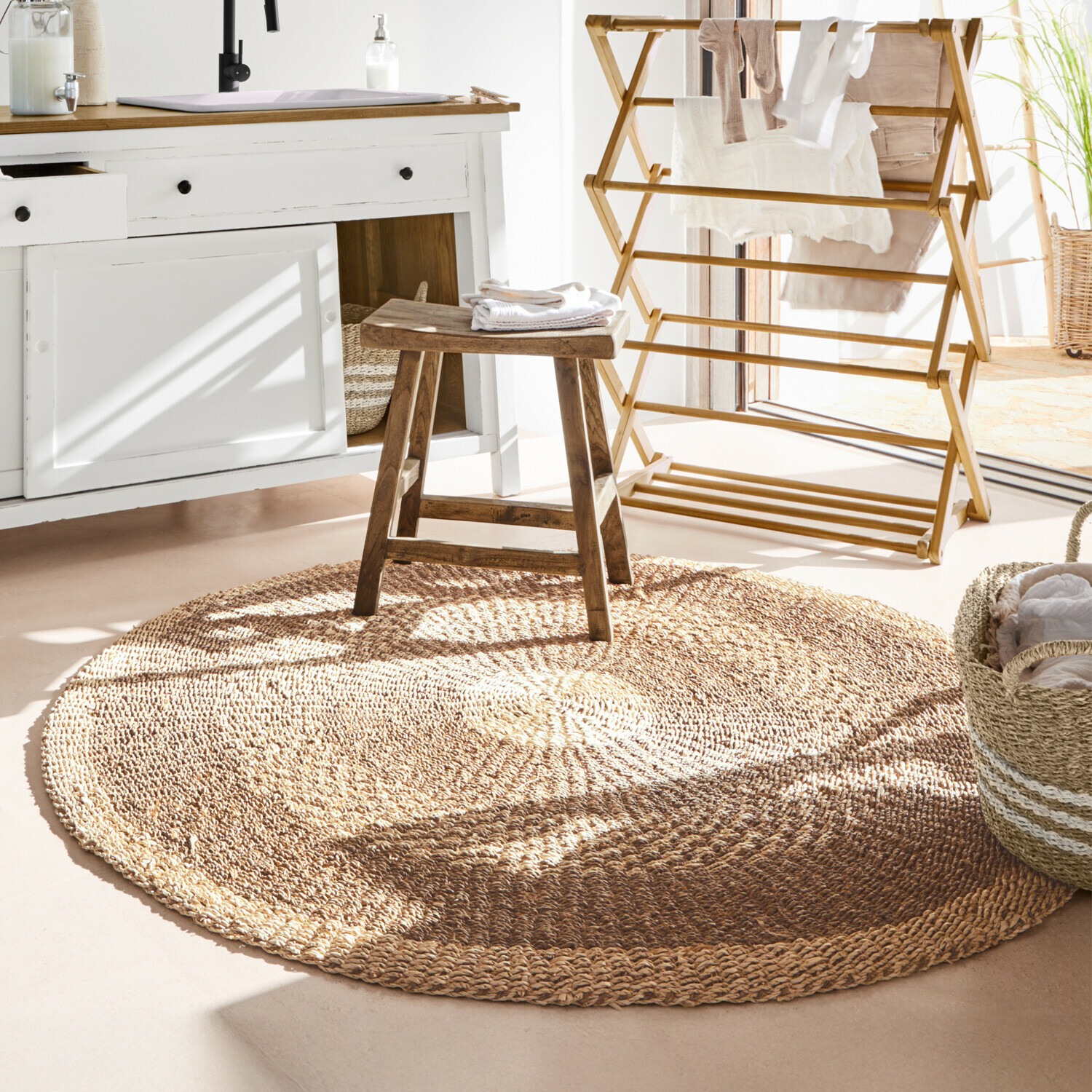 Tapis rond en jute naturelle couleur brun clair dans un intérieur lumineux et moderne