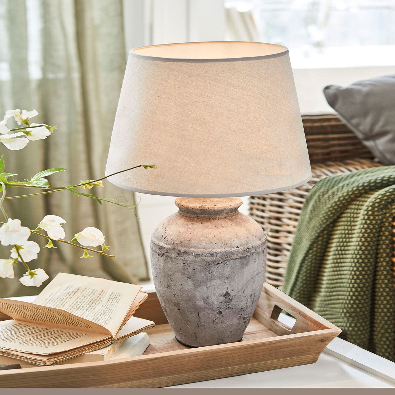 Lampe à poser Mosnay Lampe de table en céramique grise avec abat-jour beige posée sur un plateau en bois