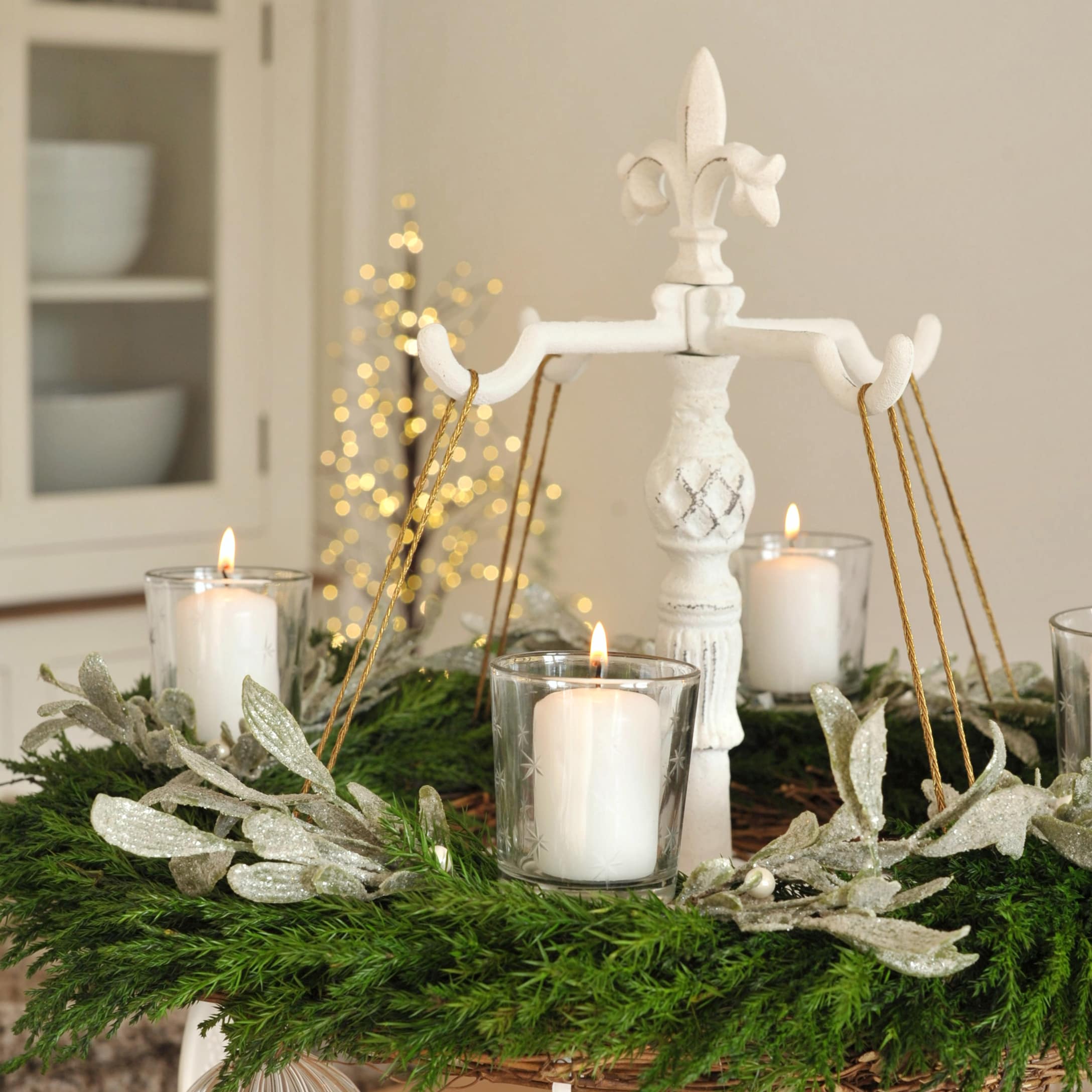 Couronne de l'Avent verte avec bougies blanches et support en métal blanc pour décoration festive