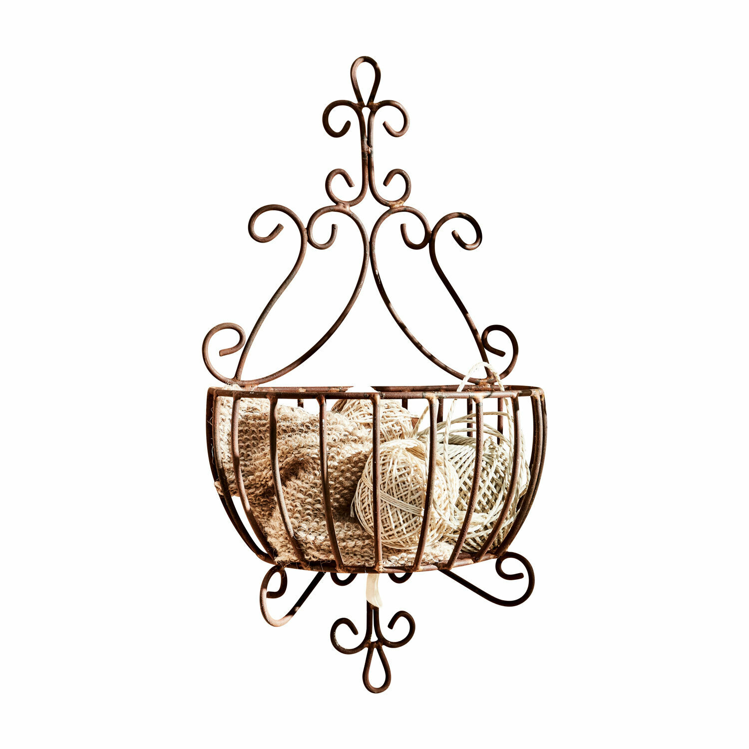 Corbeille décorative Marciac Panier mural en métal rouillé au style rustique pour ranger décorations et accessoires.
