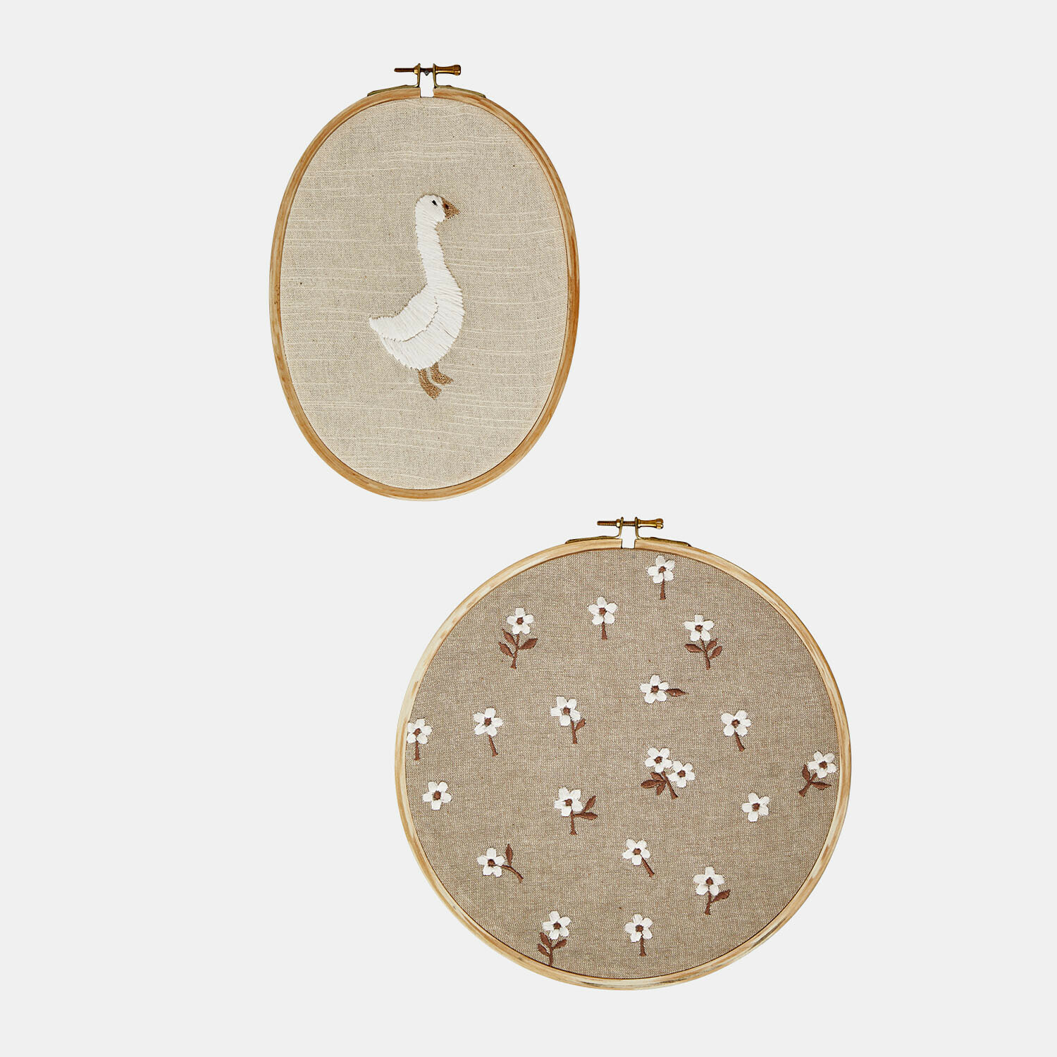 Lot de 2 tableaux Tillyboo Deux cercles à broder en lin naturel avec motifs d'oie blanche et fleurs, décoration murale