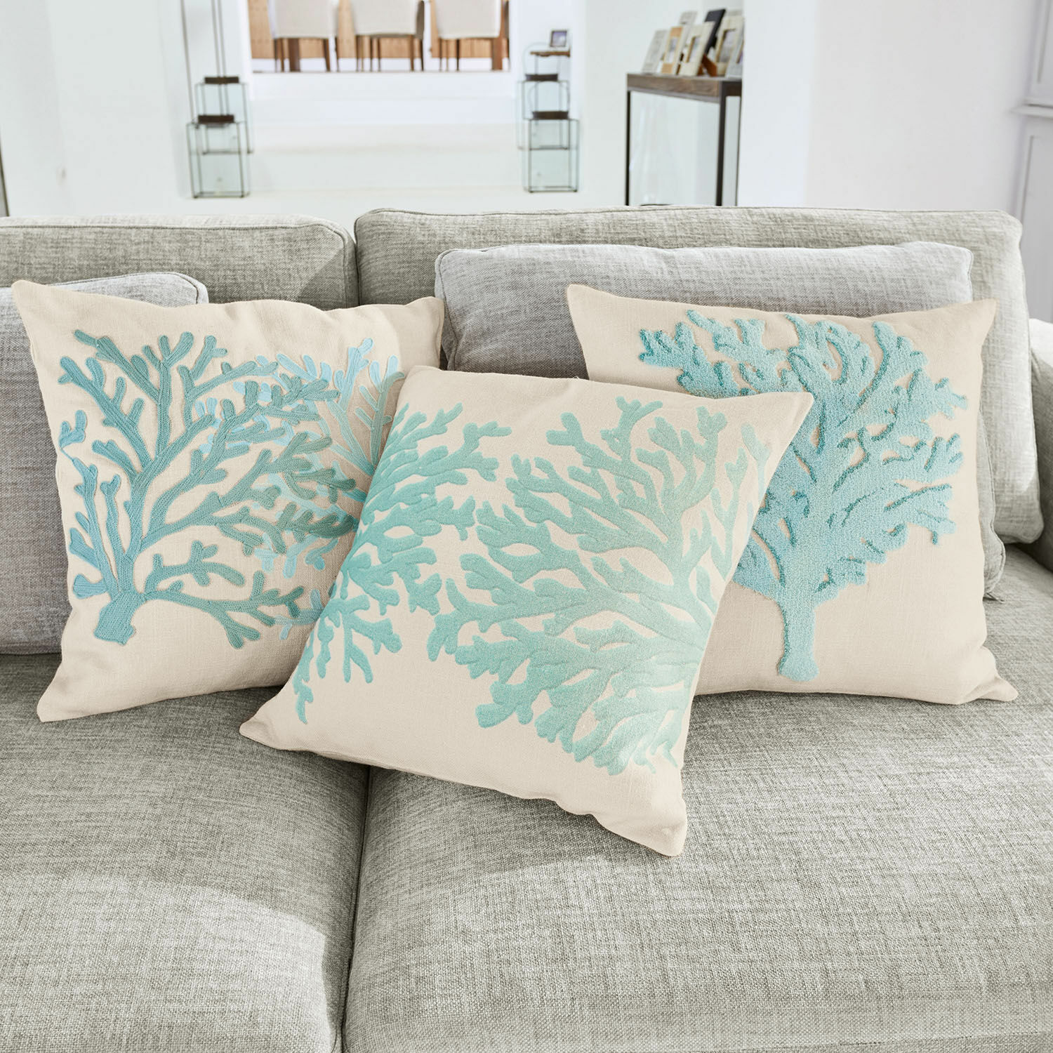 Lot de 3 housses de coussins Vaiea Coussins décoratifs beige avec broderie corail bleue sur canapé gris pour salon moderne