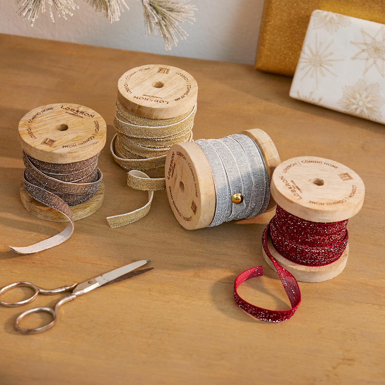 Lot de 4 bobines de ruban en velours Verlanne Ensemble de quatre rubans décoratifs pailletés sur bobines en bois, couleurs variées pour emballage cadeau festif