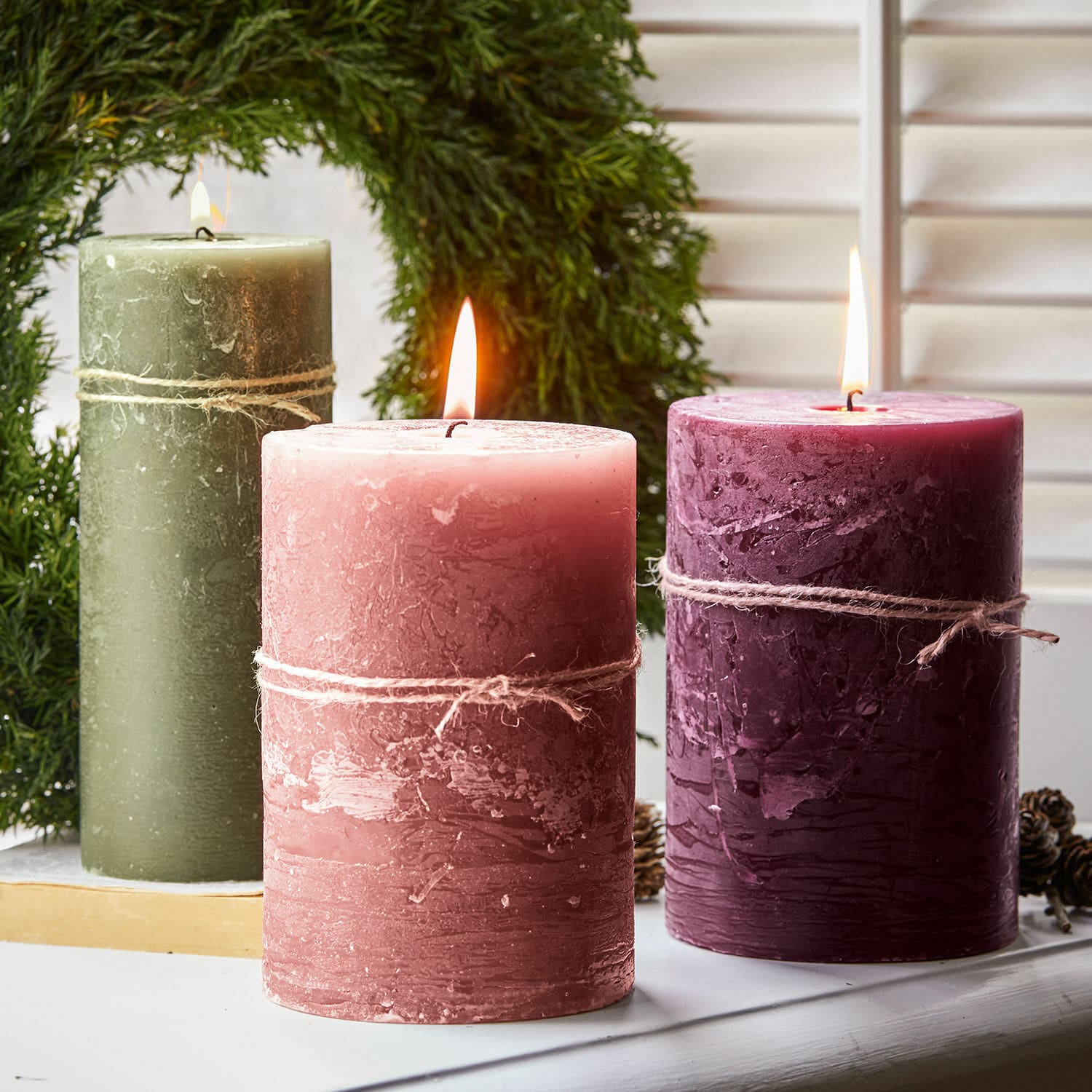 Lot de 3 bougies Salis Trois bougies rustiques en cire verte, rose et bordeaux avec corde en jute décorative