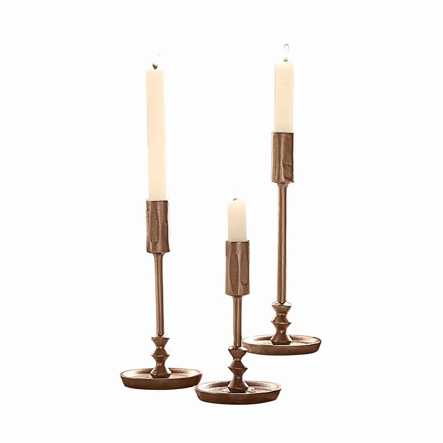 Lot de 3 bougeoirs Rivandre Ensemble de trois bougeoirs en cuivre avec bougies blanches, décoration de table en métal