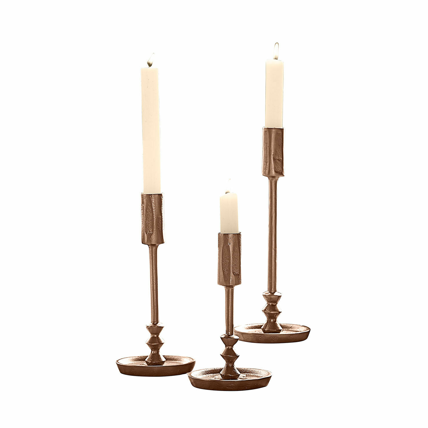 Lot de 3 bougeoirs Rivandre Ensemble de trois bougeoirs en cuivre avec bougies blanches, décoration de table en métal