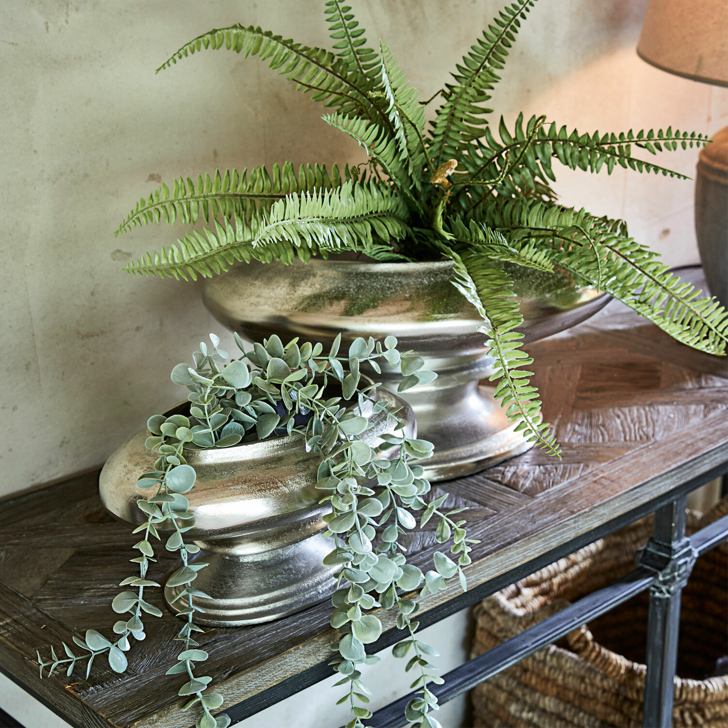 Lot de 2 vases Loyère Vases décoratifs en céramique argentée avec plantes vertes sur table en bois pour salon