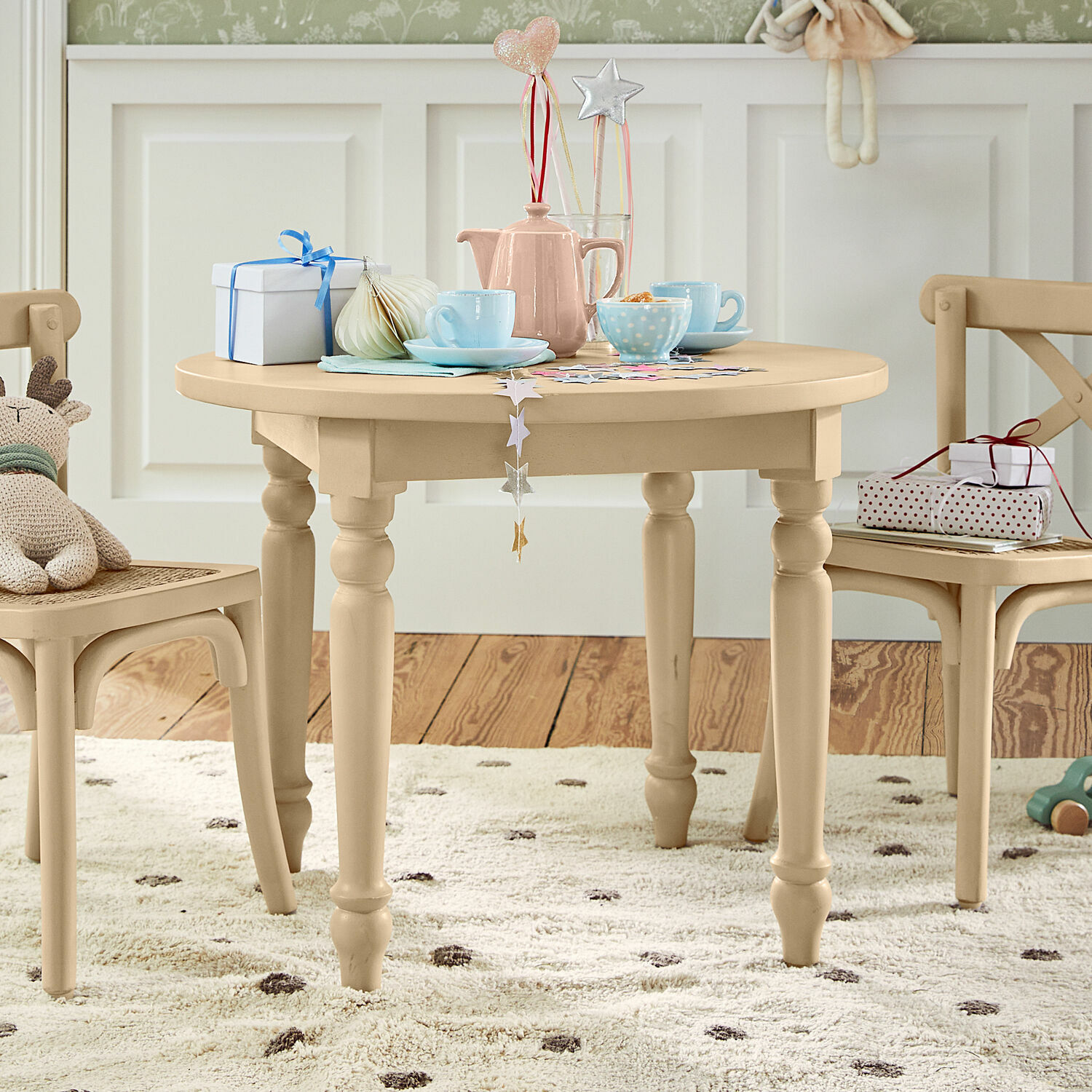 Table pour enfant Sourila Table ronde en bois beige pour enfants avec décorations et jouets sur tapis à pois