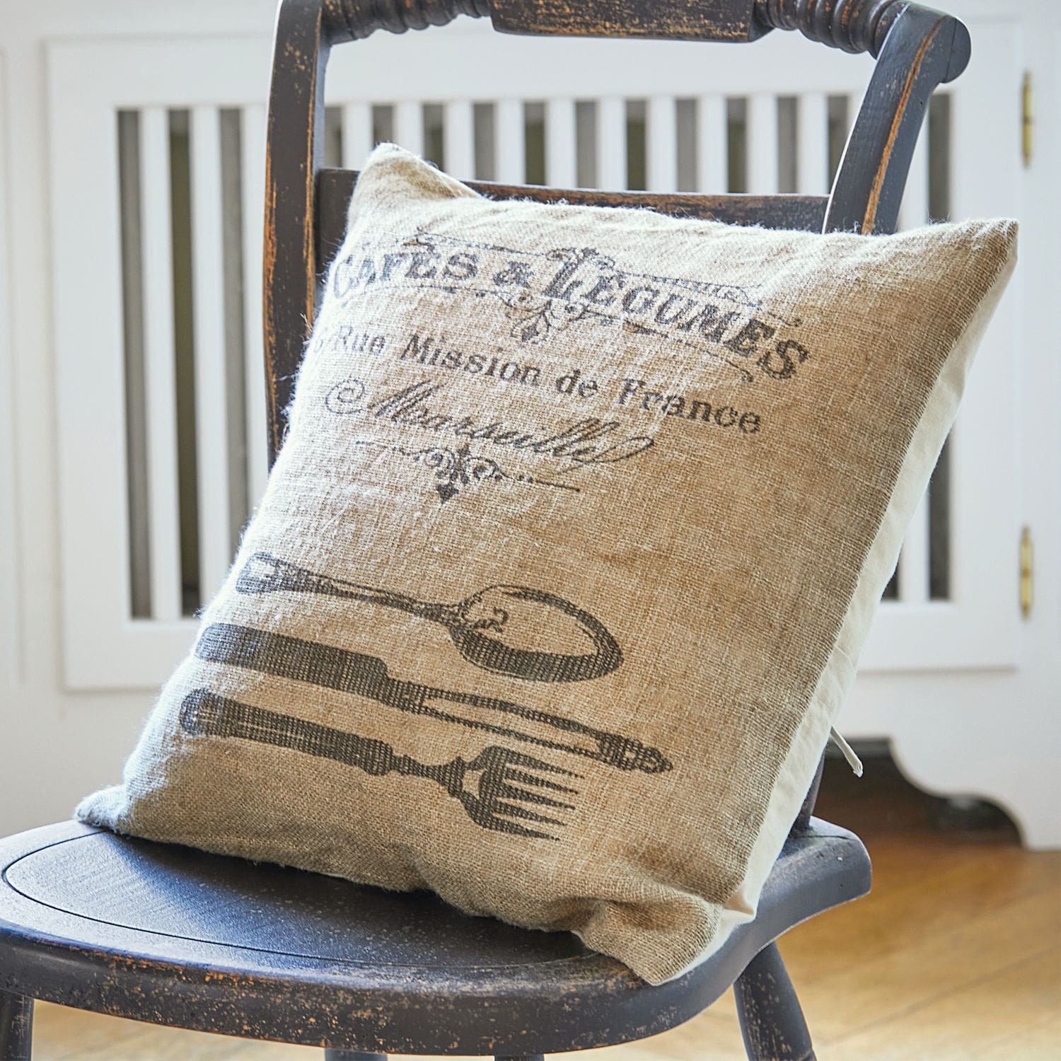 Housse de coussin Depew Coussin décoratif beige en lin avec impression de couverts sur chaise rustique, style vintage