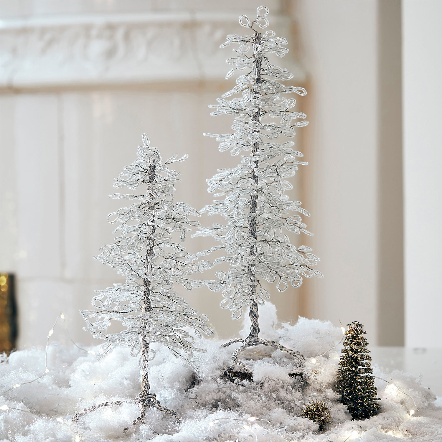 Lot de 2 sapins décoratifs Grenville Arbres décoratifs en fil de fer et cristaux sur fond neigeux pour décoration hivernale festive