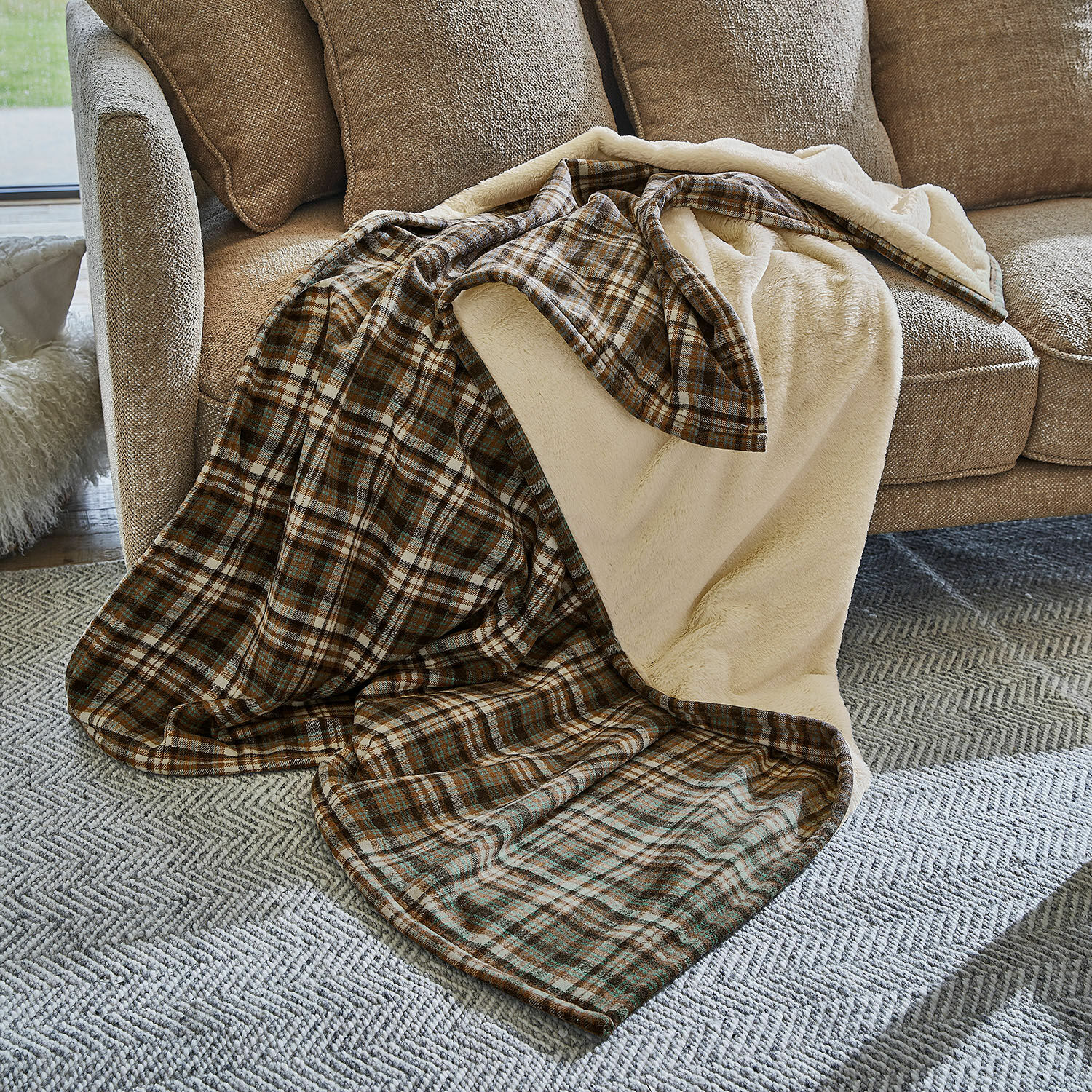 Plaid Celestria Plaid doux à carreaux avec doublure en fausse fourrure beige, parfait pour un salon chaleureux et confortable