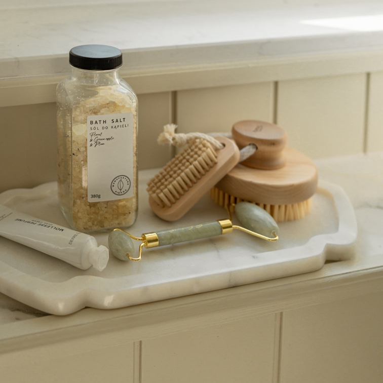 Ensemble de soins corporels avec sel de bain, brosses en bois et rouleau de jade vert pour massage facial
