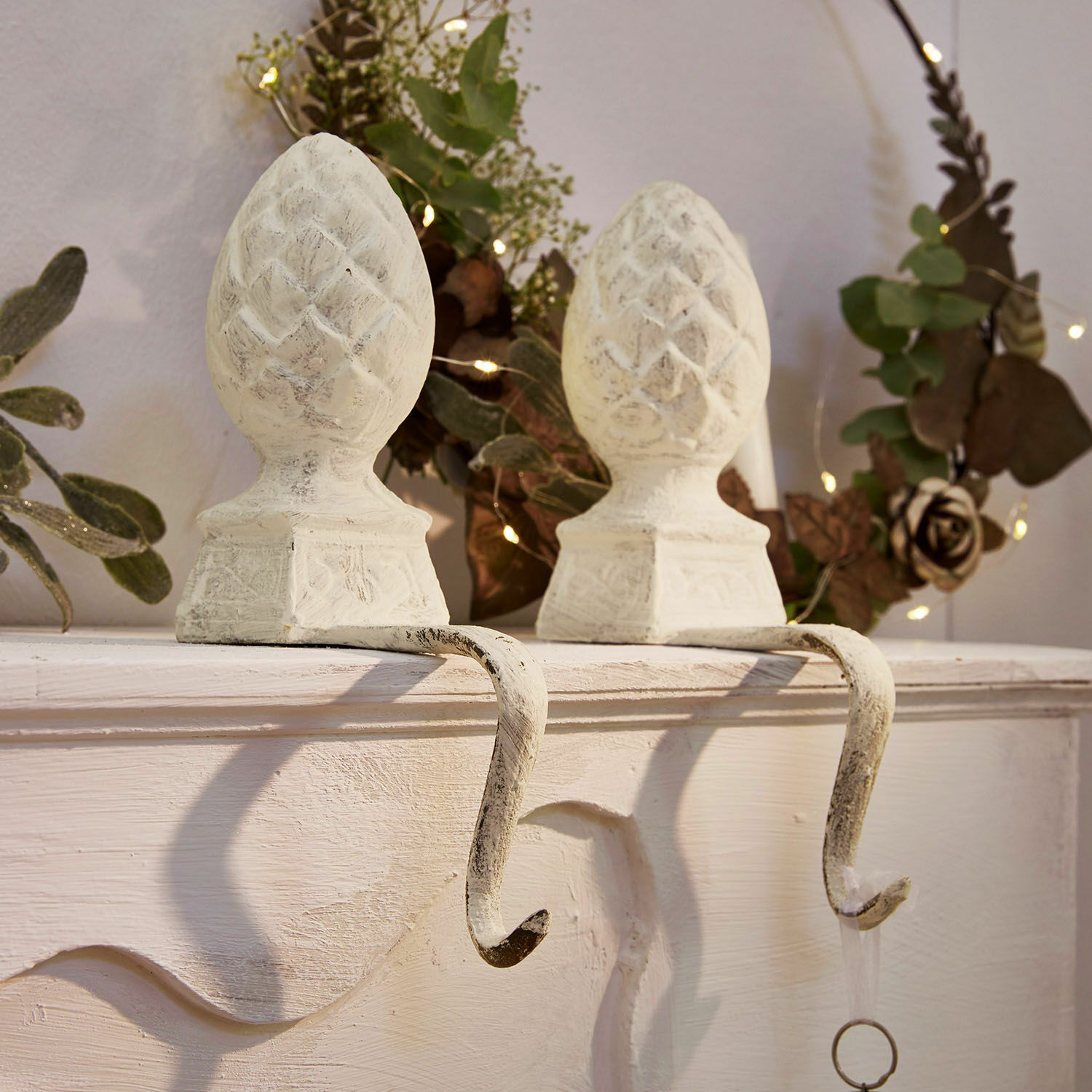 Lot de 2 crochets pomme de pin Lucielle Paire de crochets métalliques blancs avec décor en forme de pomme de pin pour suspendre des décorations