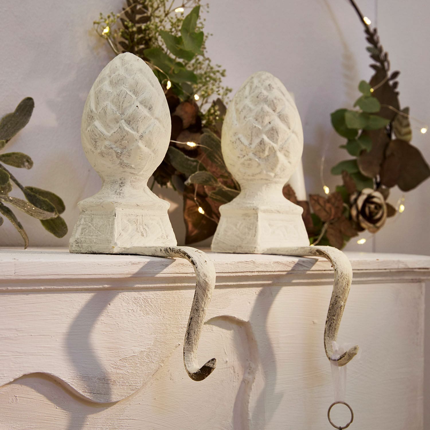 Lot de 2 crochets pomme de pin Lucielle Paire de crochets métalliques blancs avec décor en forme de pomme de pin pour suspendre des décorations
