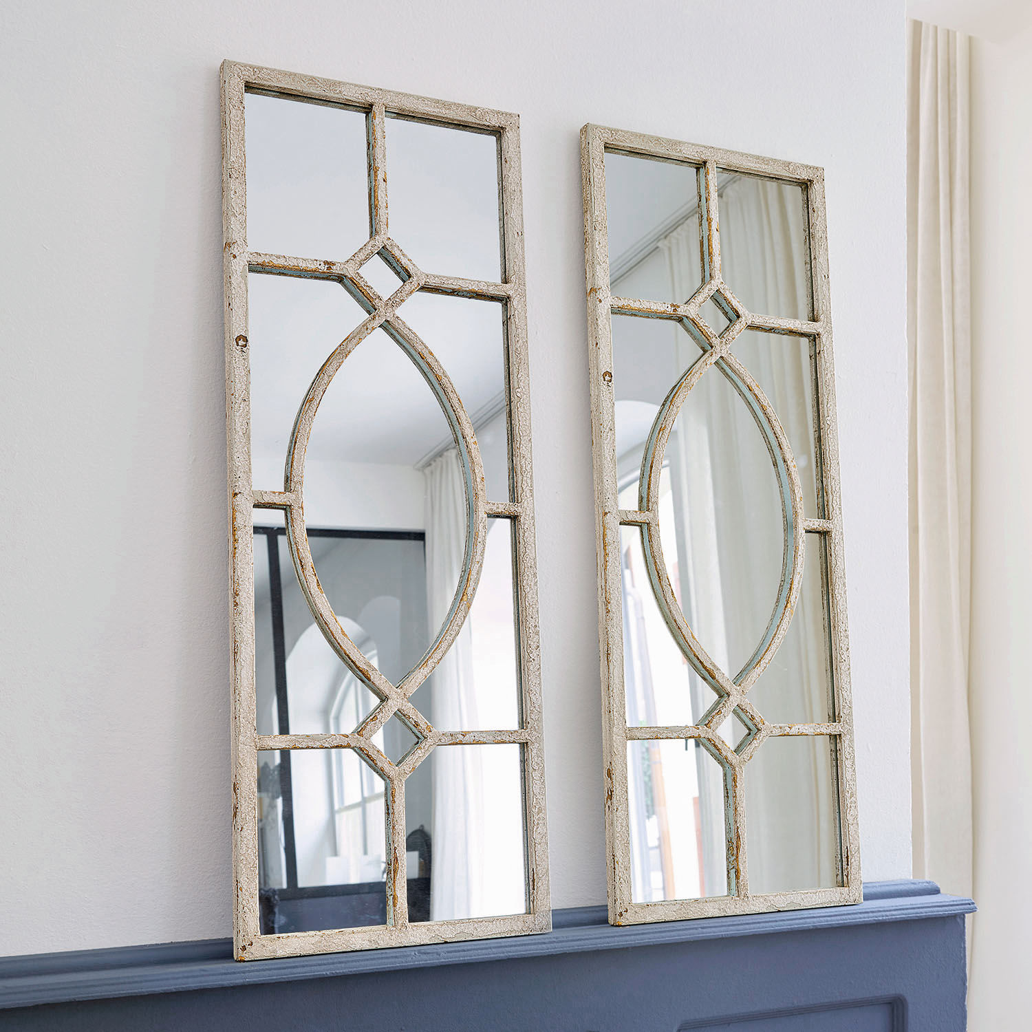 Miroir Millery Paire de miroirs décoratifs avec cadre en bois blanc vieilli, style vintage pour salon